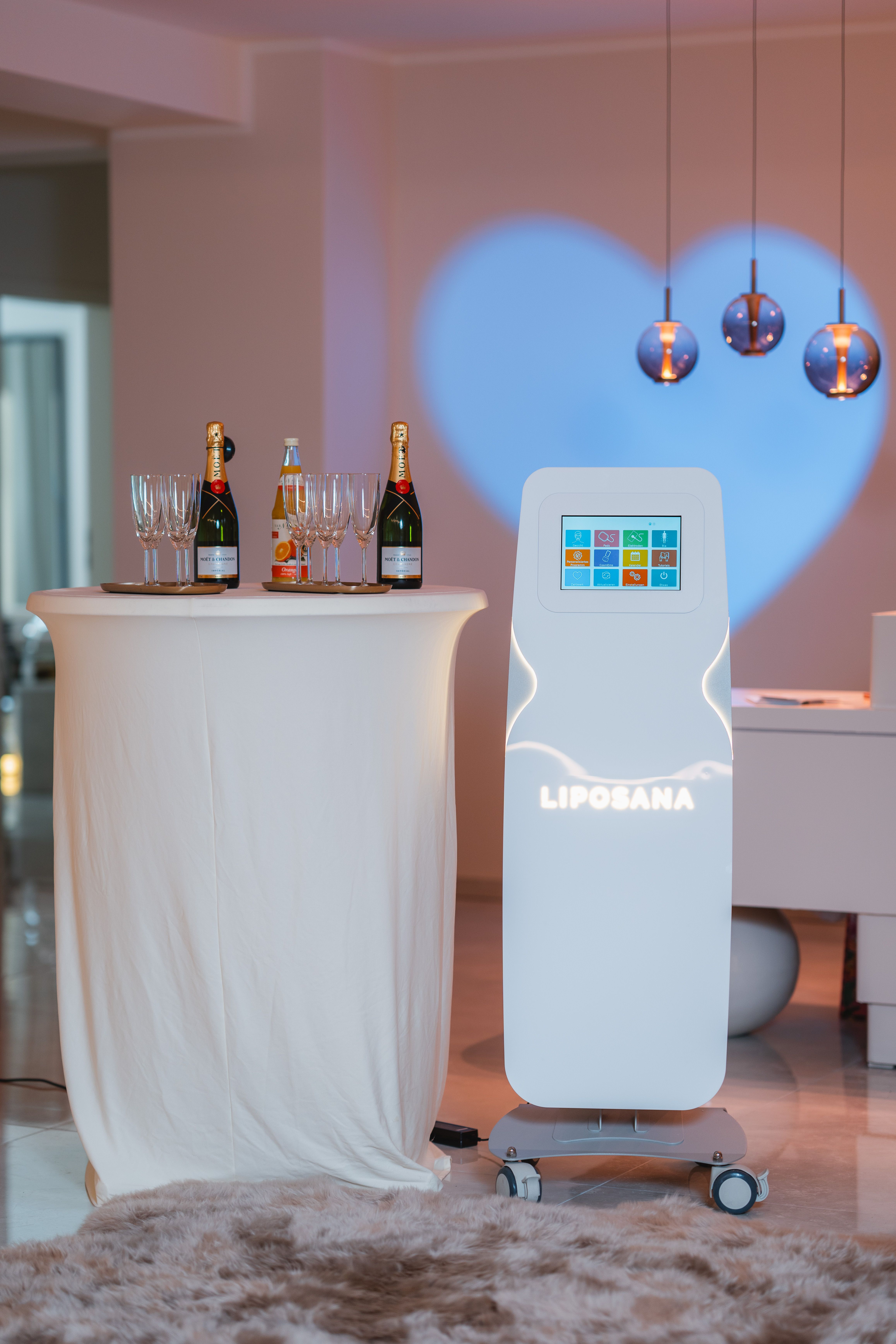 LIPOSANA3® NEO auf exklusivem Event mit Champagner