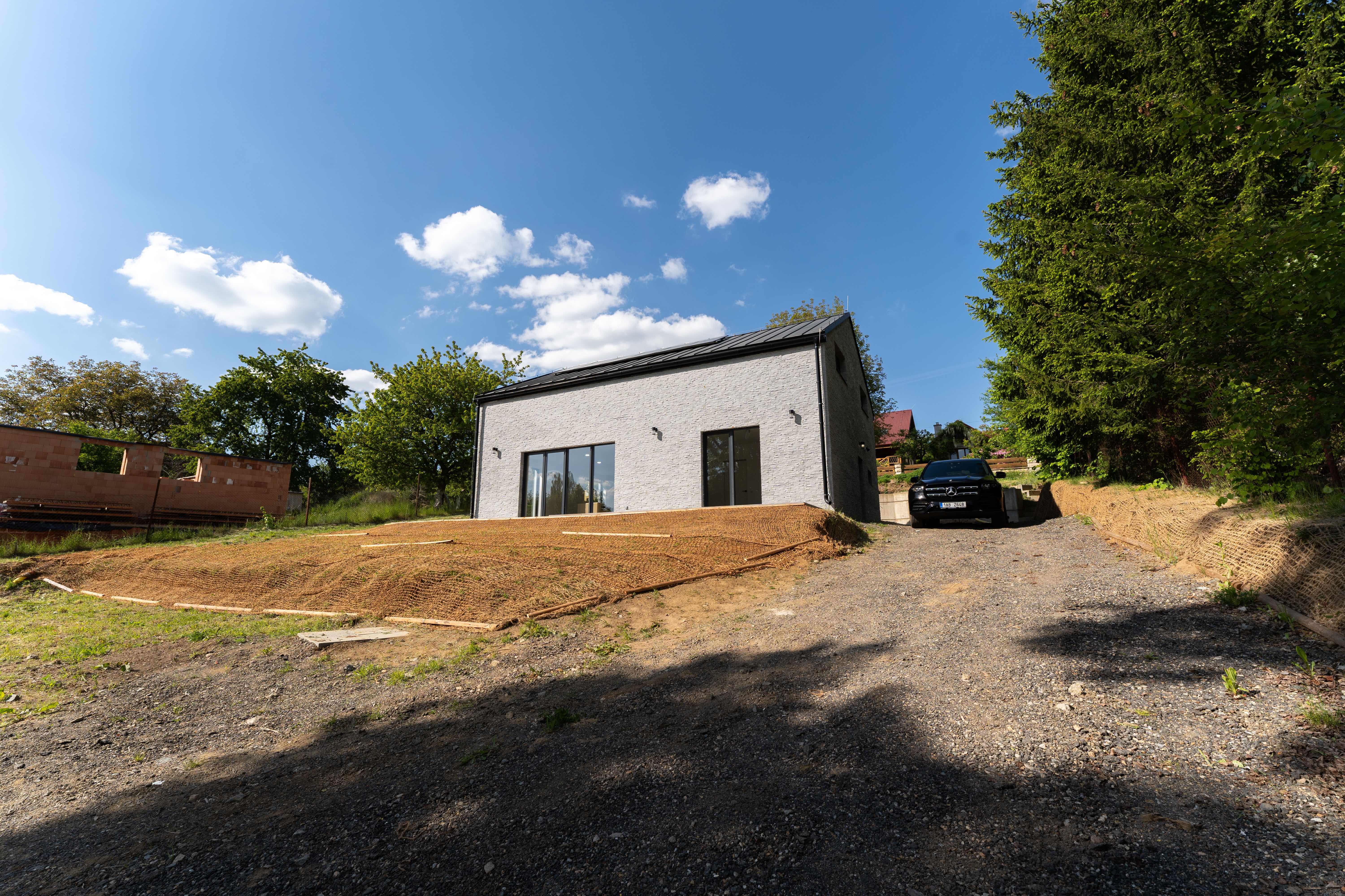 Front view with driveway