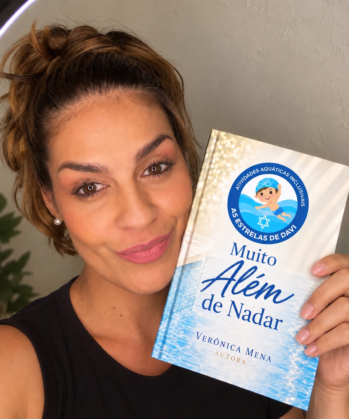 Verônica Mena apresenta seu livro Além de Nadar, com a identidade visual das Estrelas de Davi na capa