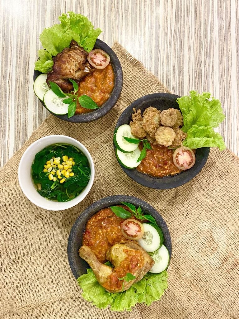 Paket menu Ami Food dengan berbagai hidangan