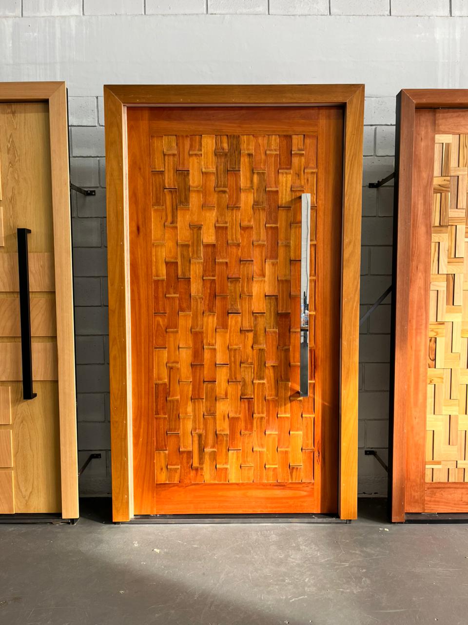 Porta de entrada personalizada com mosaico em padrão onda