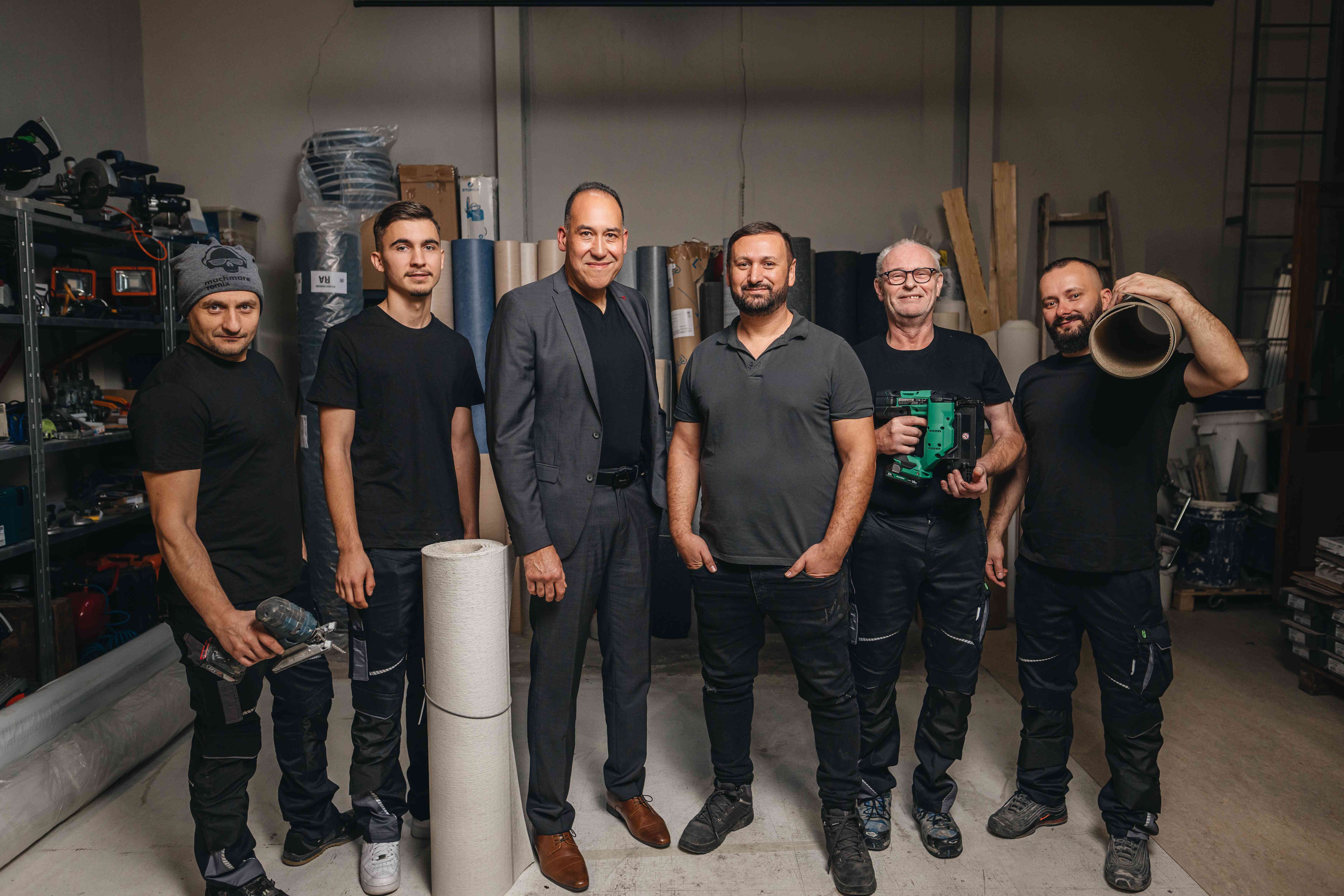 Das Team von Schätzle Bodentechnik – sechs Mitarbeiter in der Werkstatt