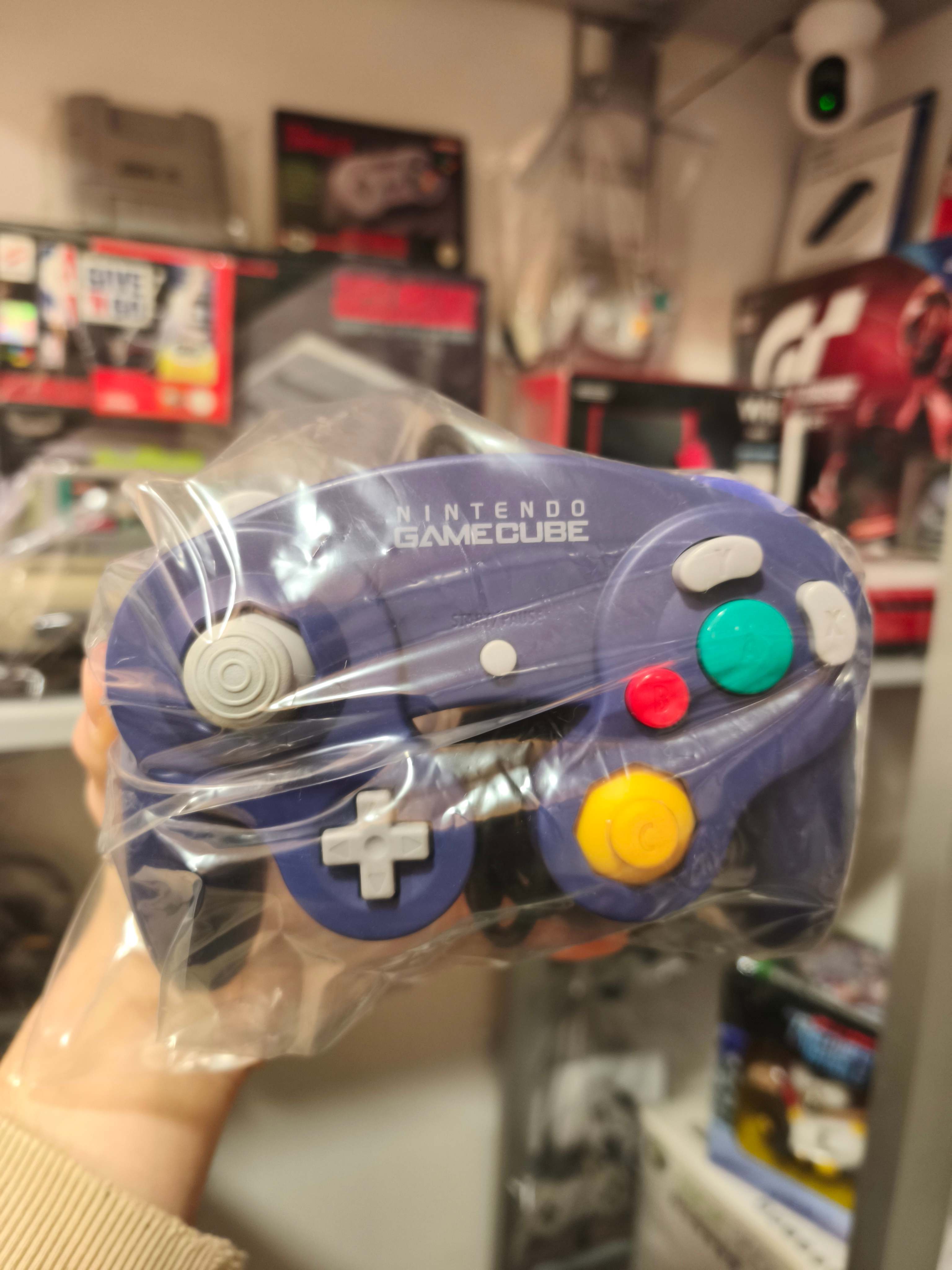 Manette Nintendo GameCube violette indigo controller retro en vente chez Game & Disc Montrichard