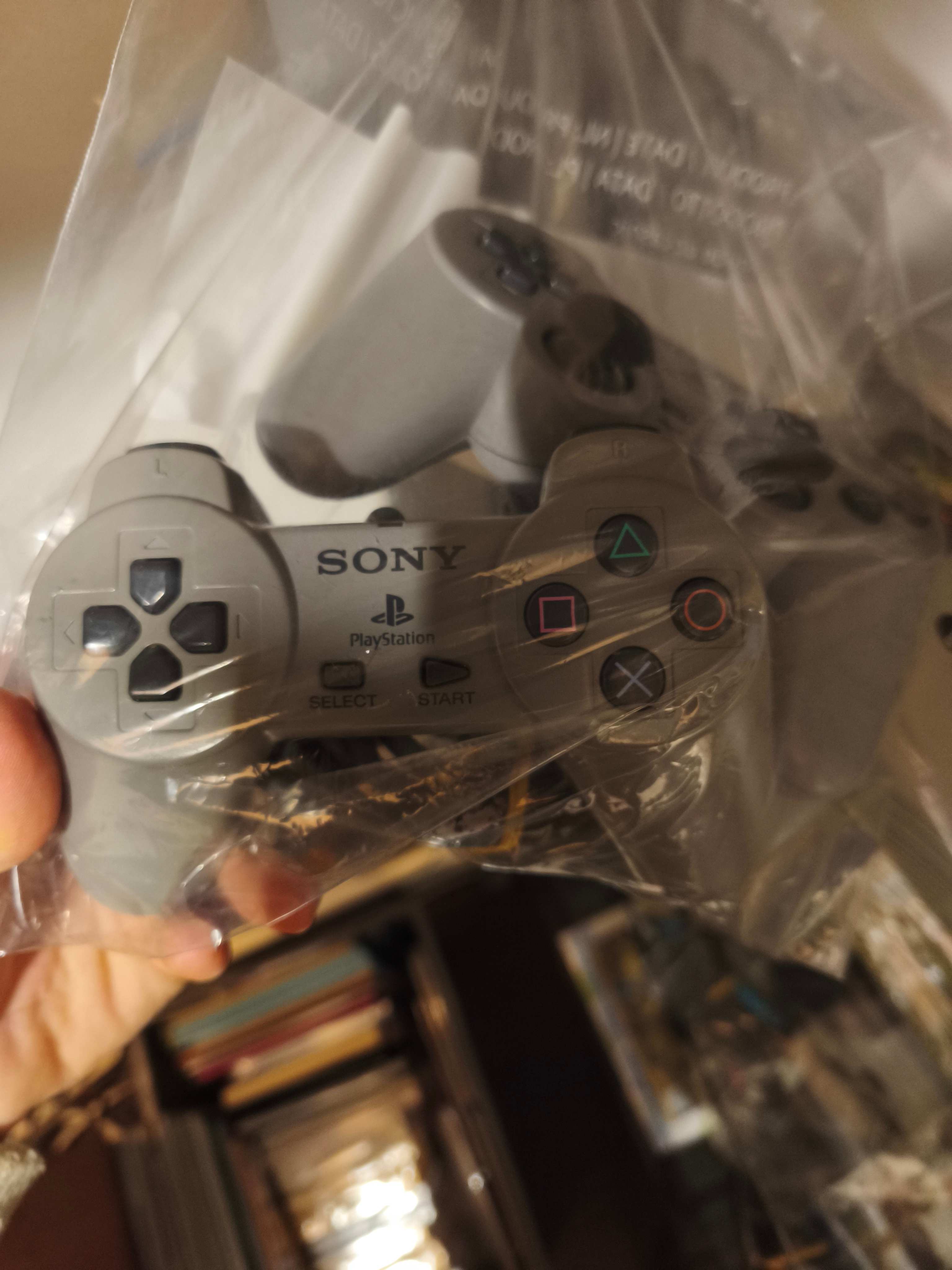 Manettes Sony PlayStation 1 PS1 grises originales controller vintage retro chez Game & Disc Montrichard