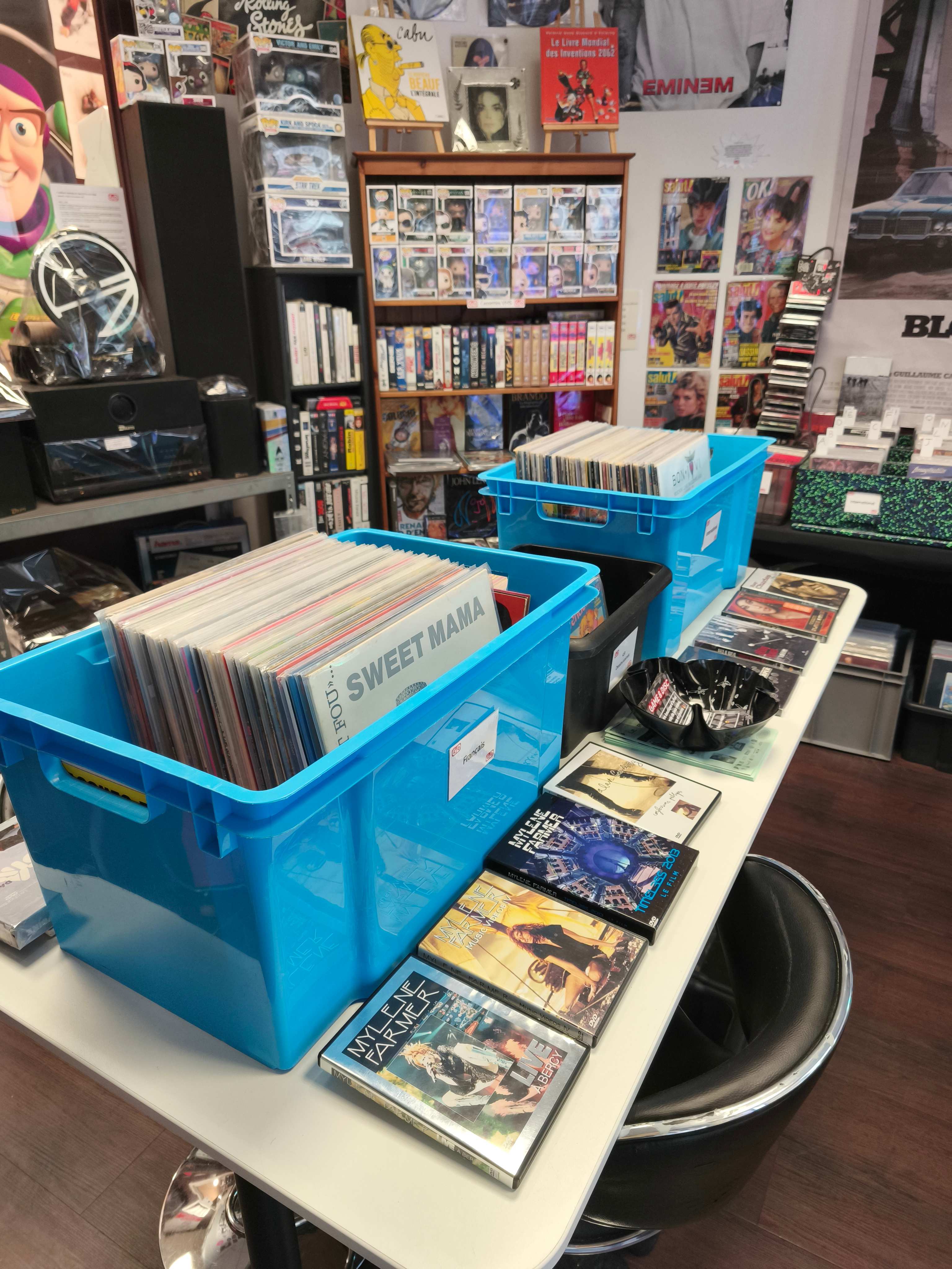 Interieur boutique Game & Disc vinyles et DVDs