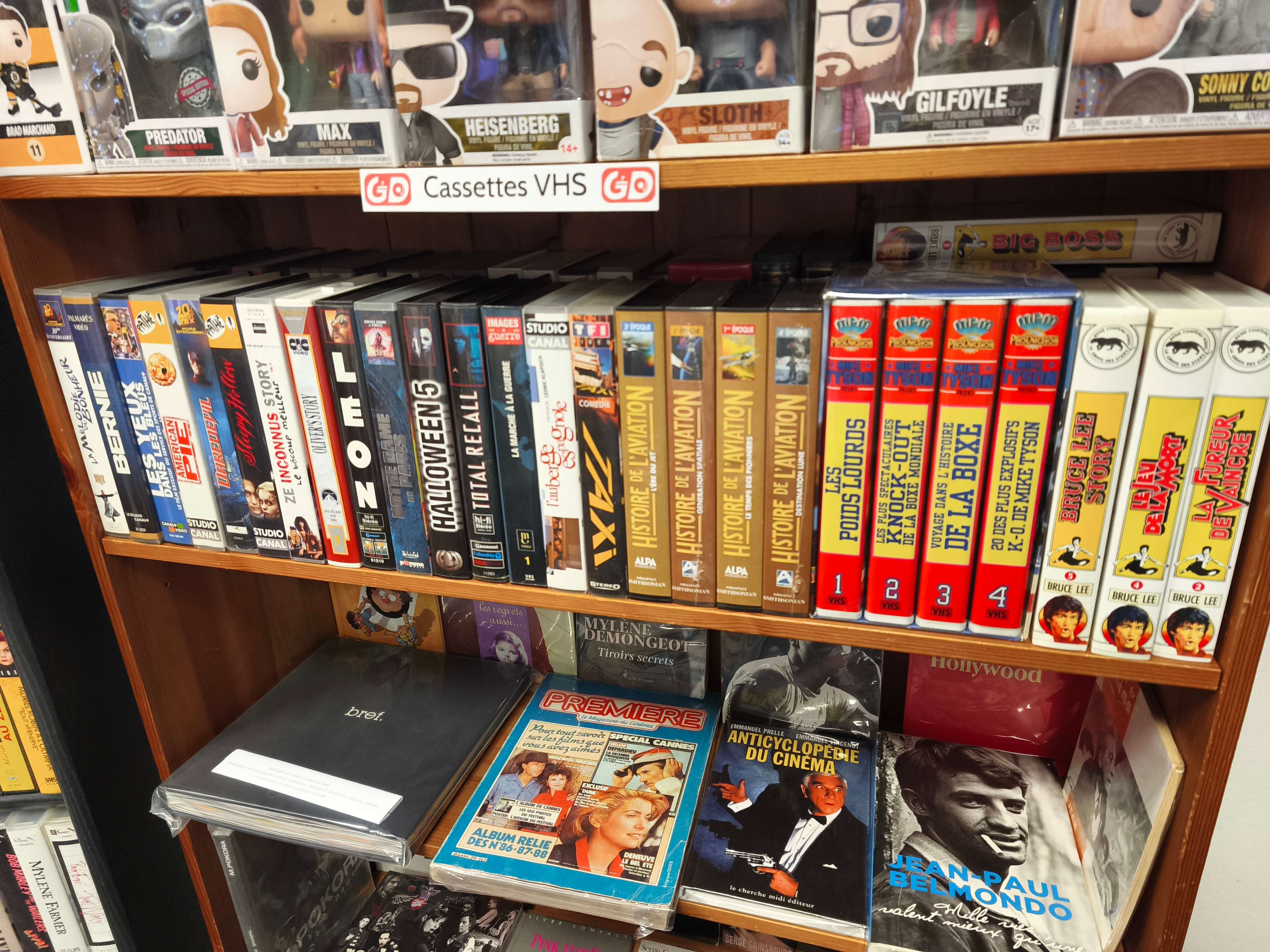 Cassettes VHS et Funko Pop collection cinema