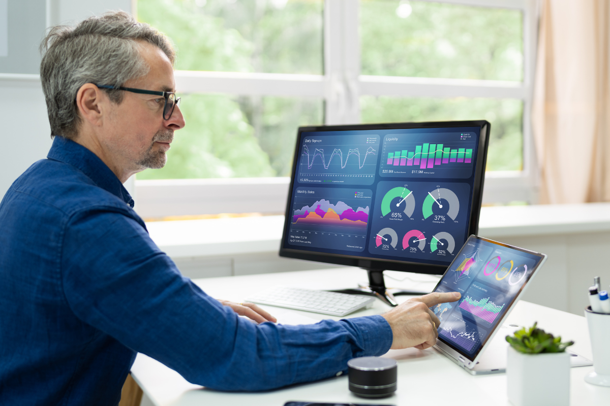 StatSoft data analyst working with data visualizations