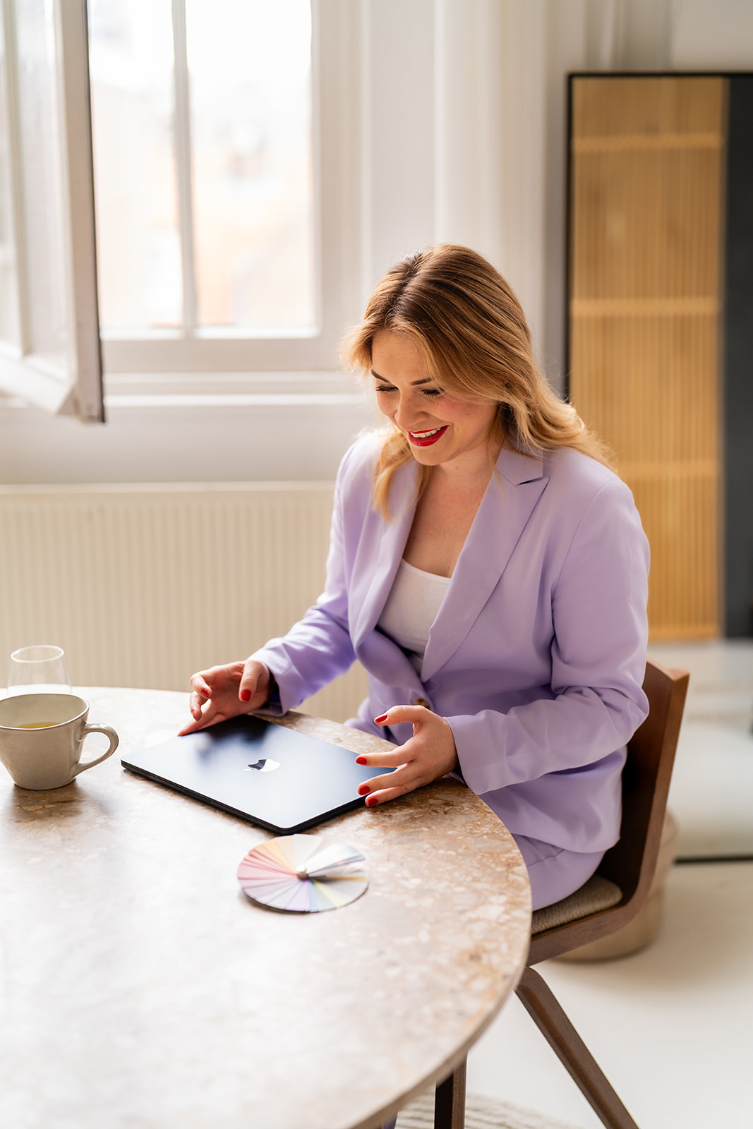 Marly werkt met laptop en kleurenwaaier