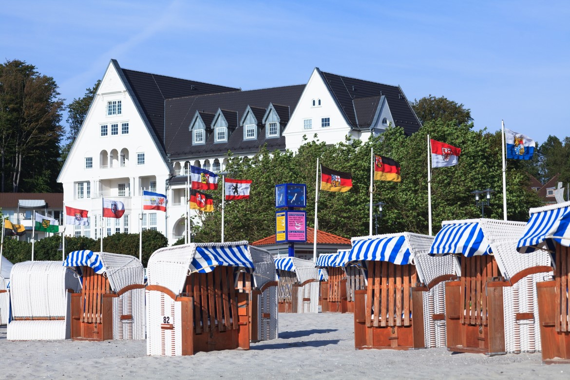 Strandkörbe und deutsche Bundesländerflaggen in Schleswig – Bundesweite Umzüge Mars Umzüge Berlin