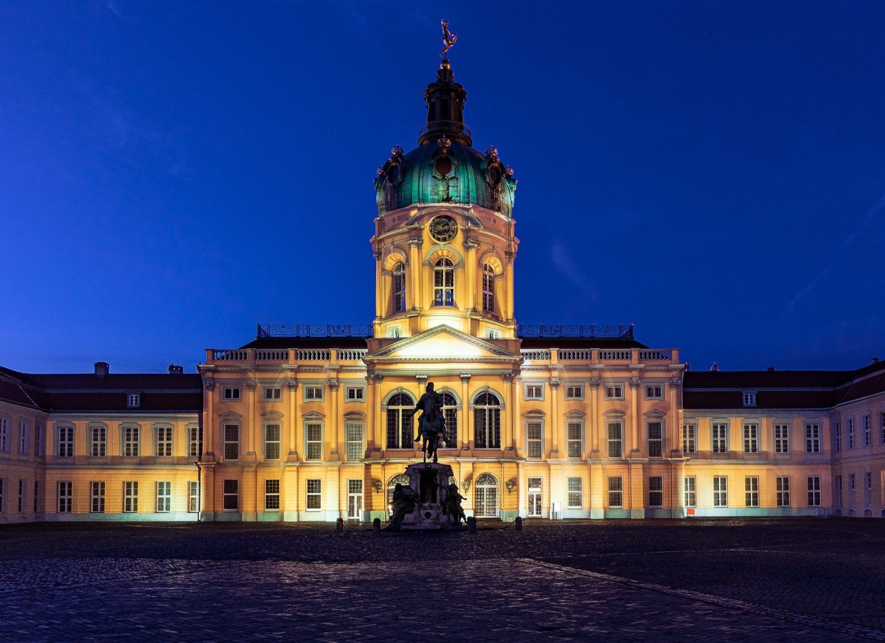 Schloss Charlottenburg beleuchtet bei Nacht