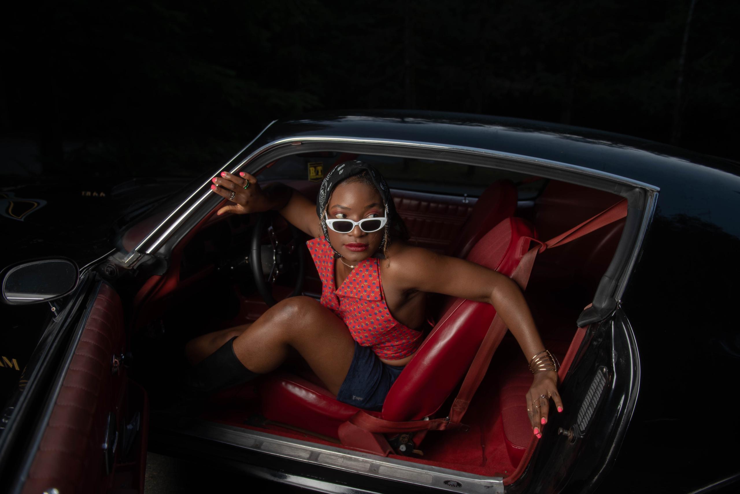 Sadé portrait in vintage car