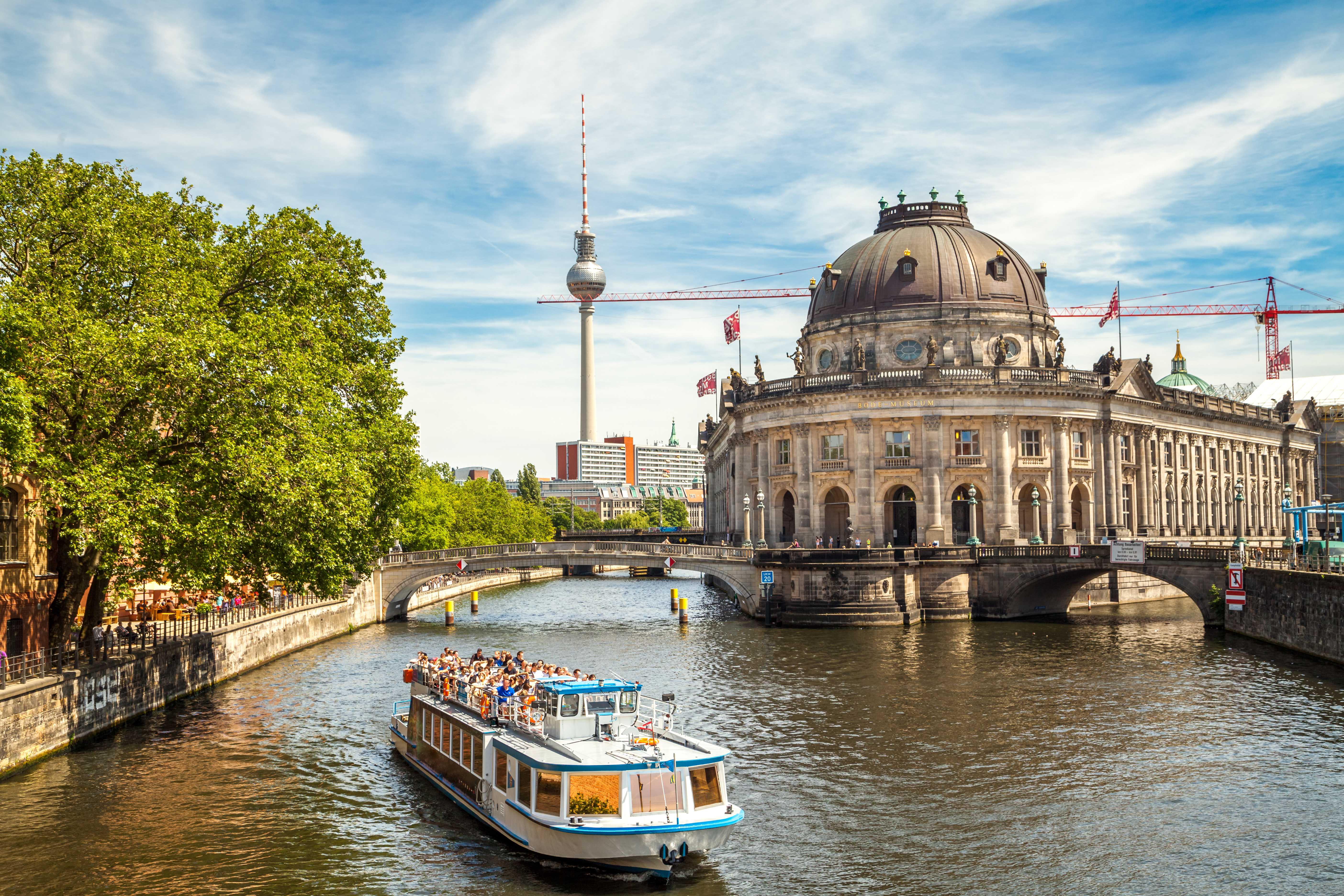 Museumsinsel Berlin mit Bode-Museum und Fernsehturm