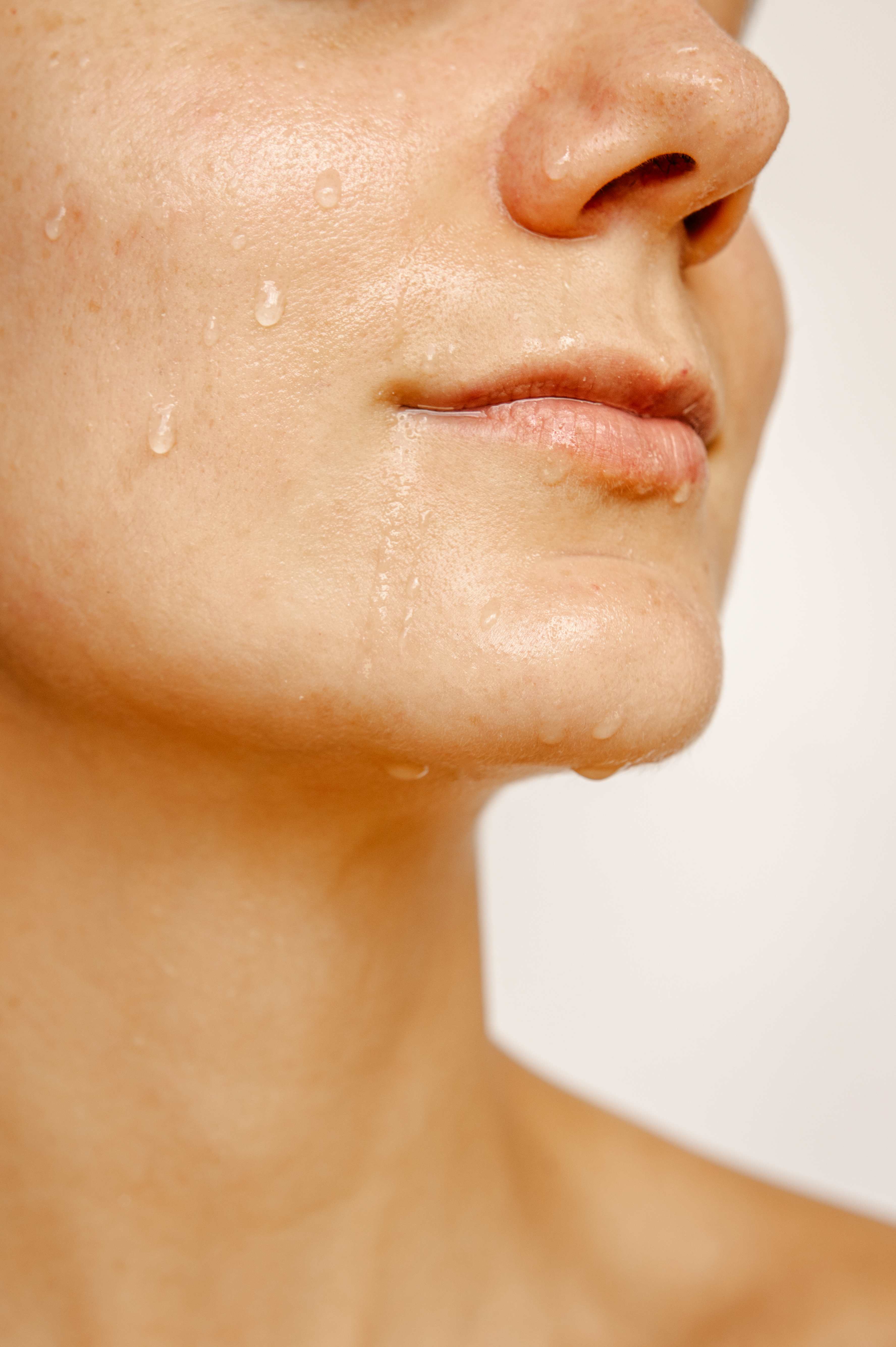 Detalle de piel hidratada con gotas de agua — close-up de resultado de tratamiento facial en Clínica Ohmio