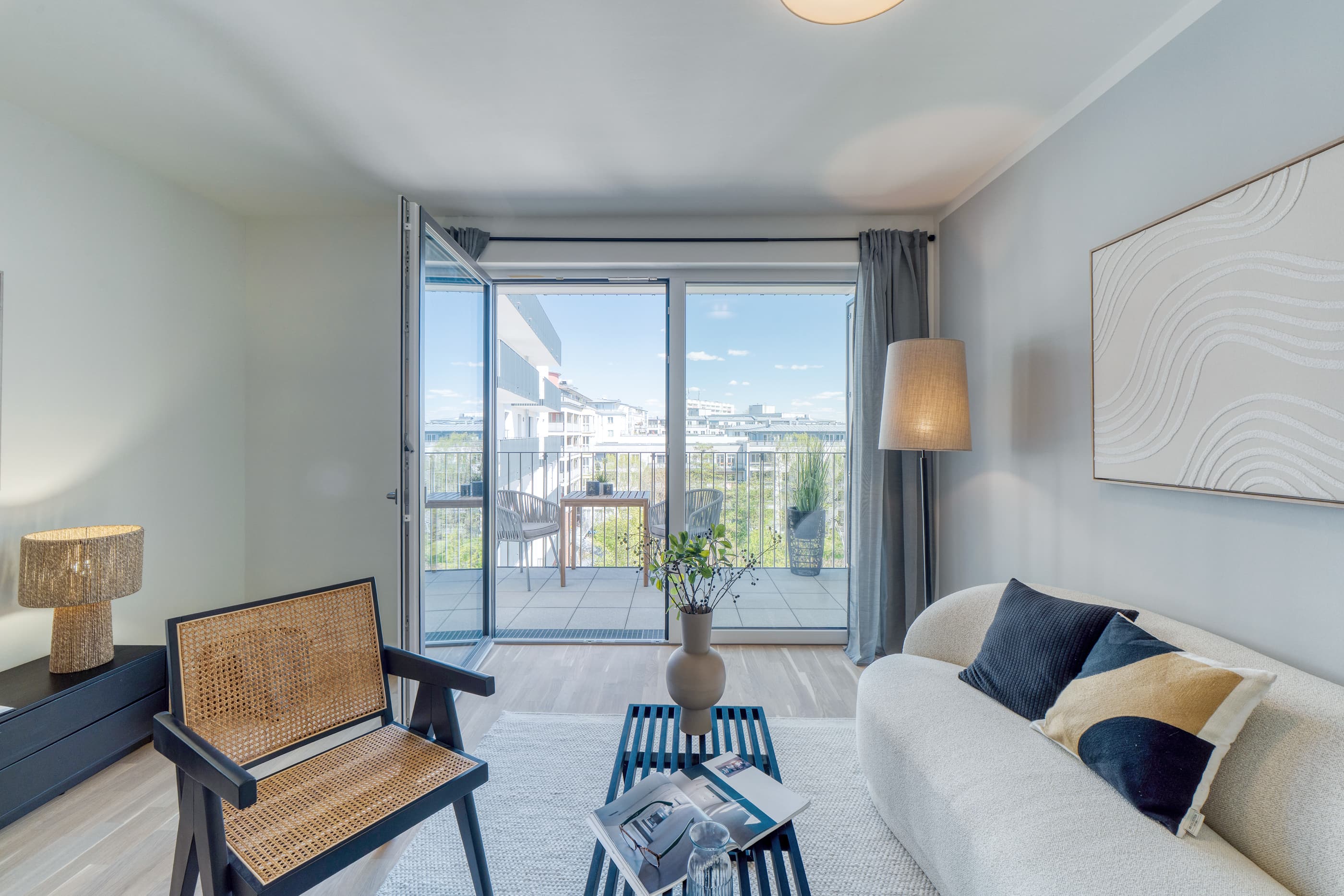 Modernes Wohnzimmer mit offener Balkontuer
