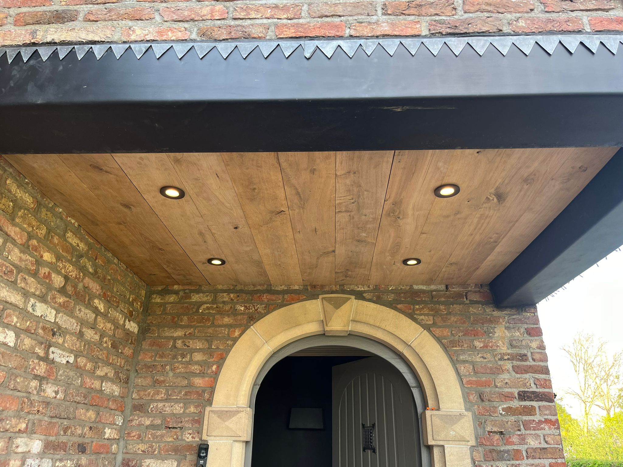 Afgewerkt houten plafond met ingebouwde spots na renovatie