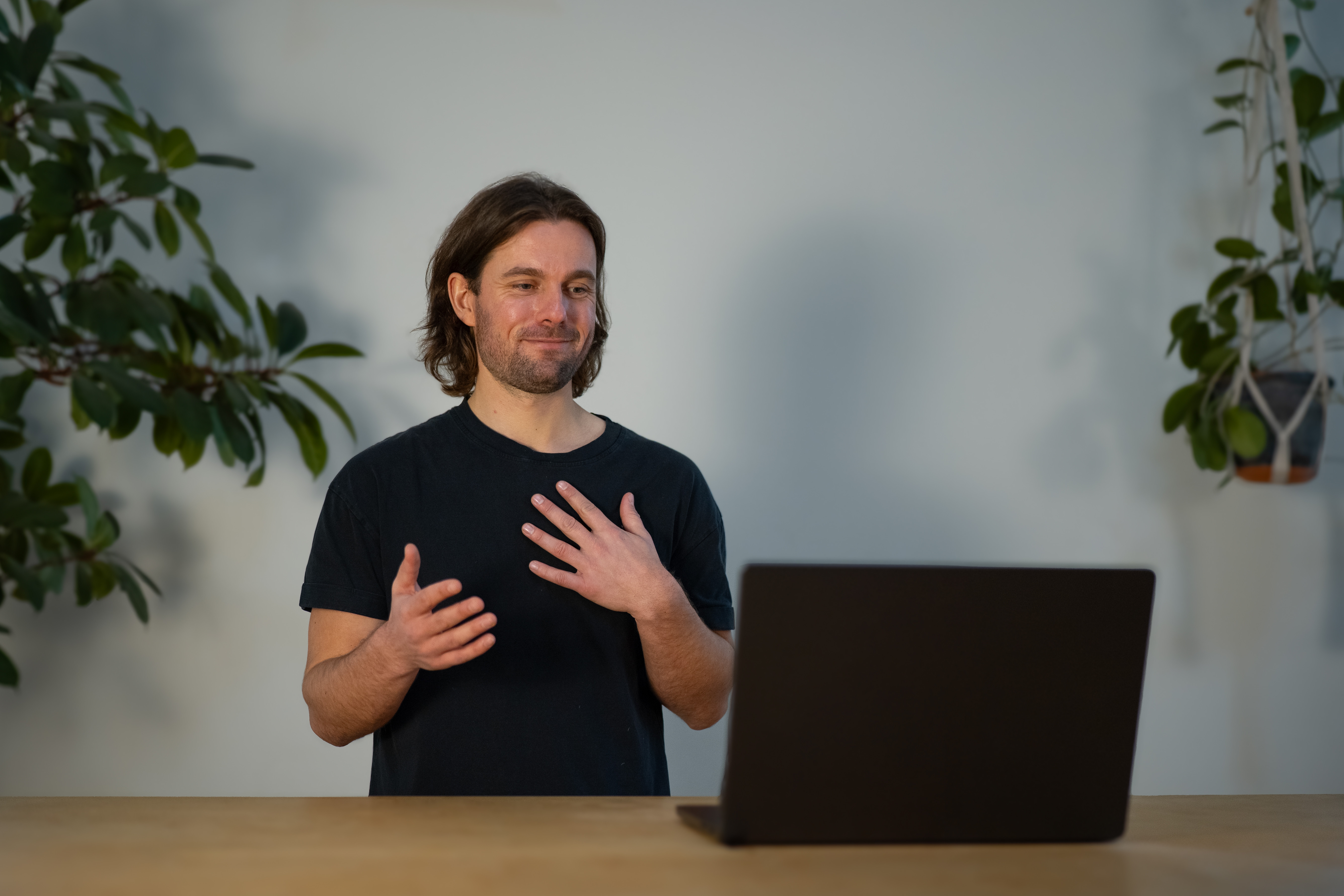 Niels Goll im Online-Gespräch am Laptop