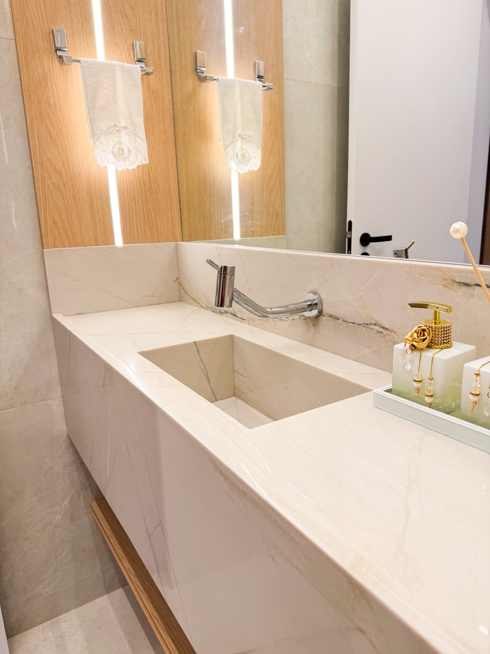 Lavabo com cuba esculpida