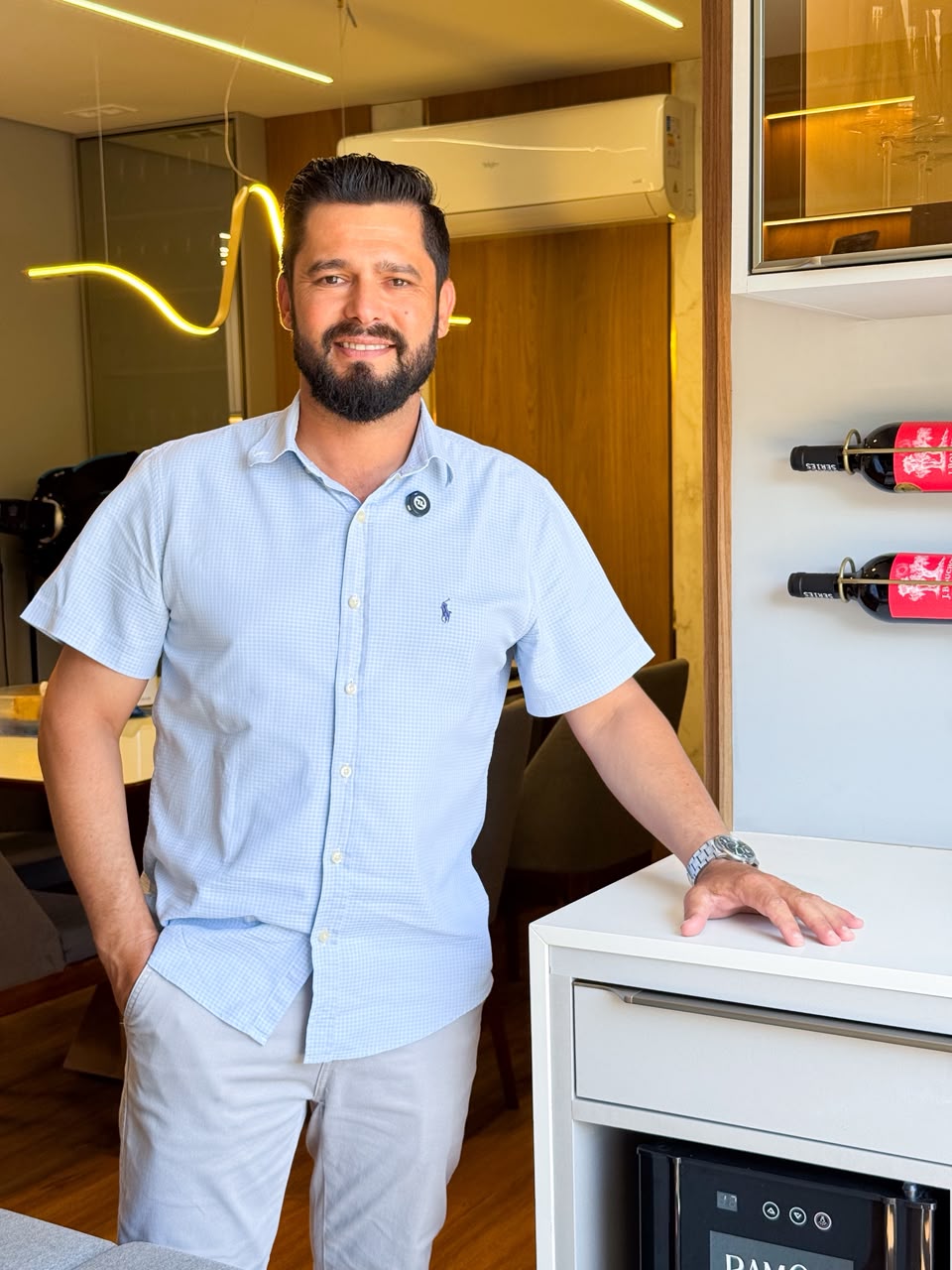 Proprietário da Marmoraria Angular em seu escritório