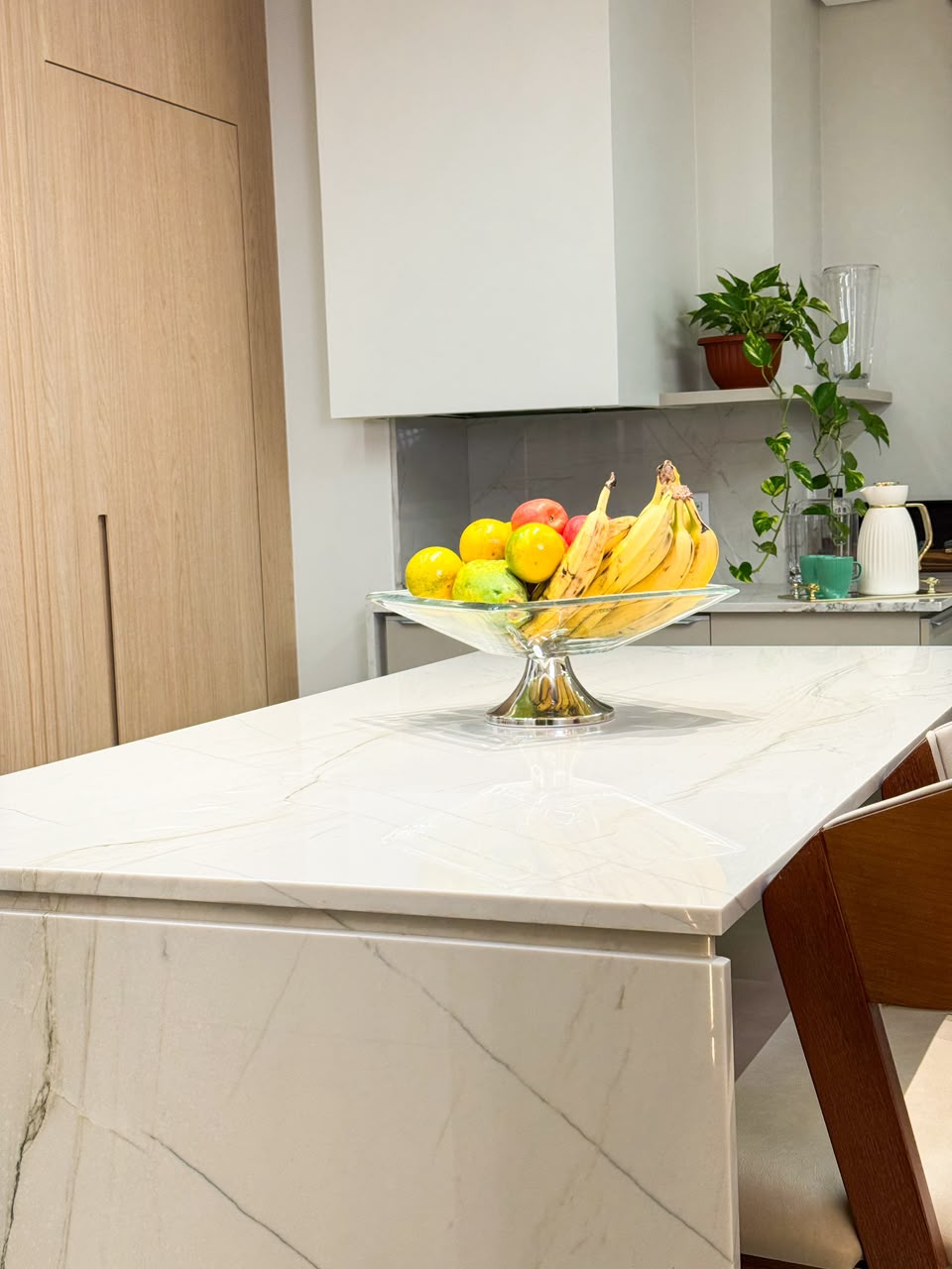 Bancada de cozinha em mármore branco com acabamento refinado