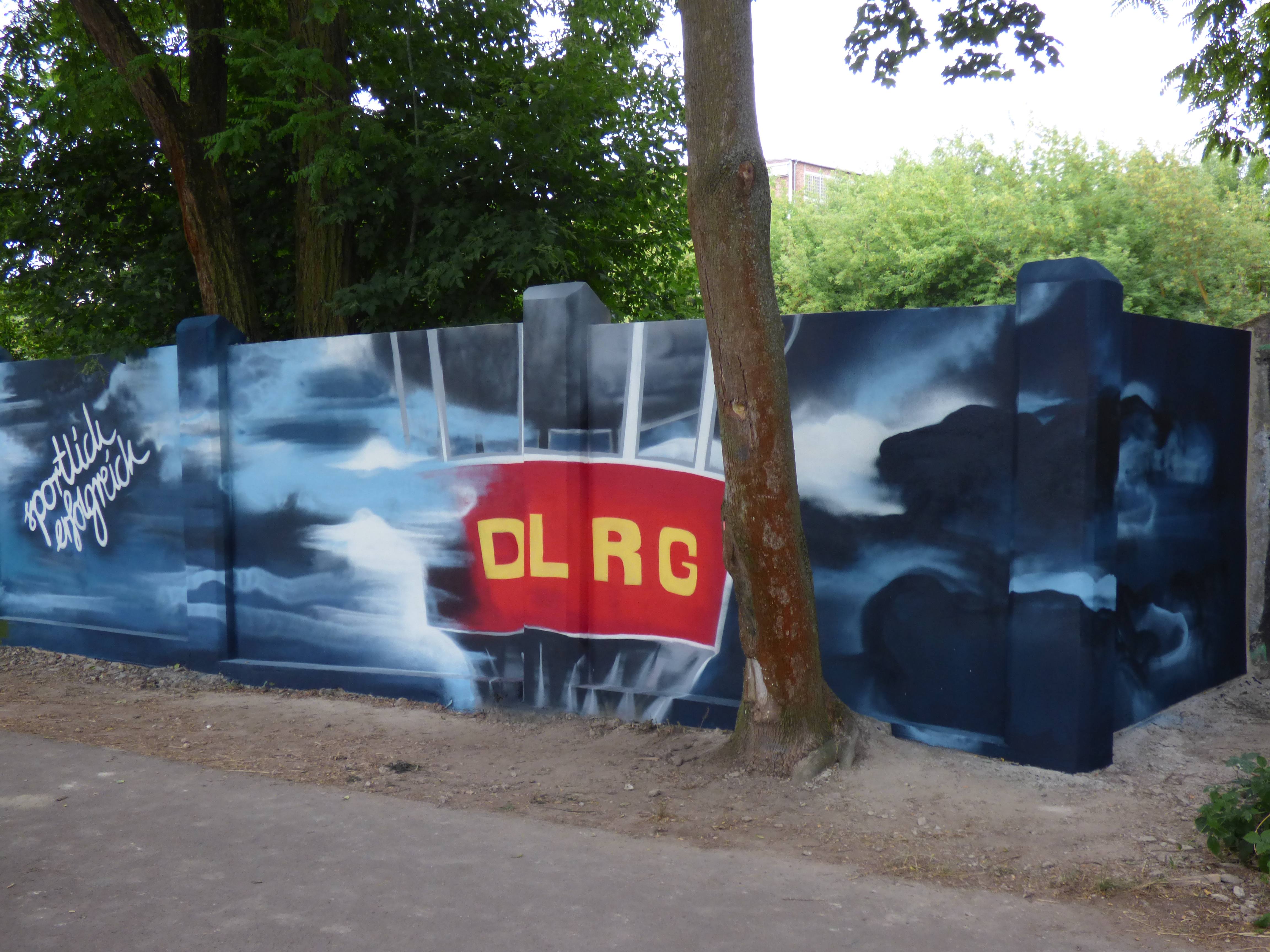 Dunkelblaues Wandbild mit DLRG-Motiv und Rettungsschwimmer-Schriftzug