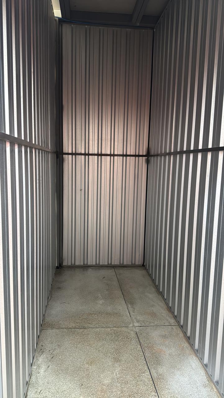 Interior de box vazio disponível para alugar na FBOX7