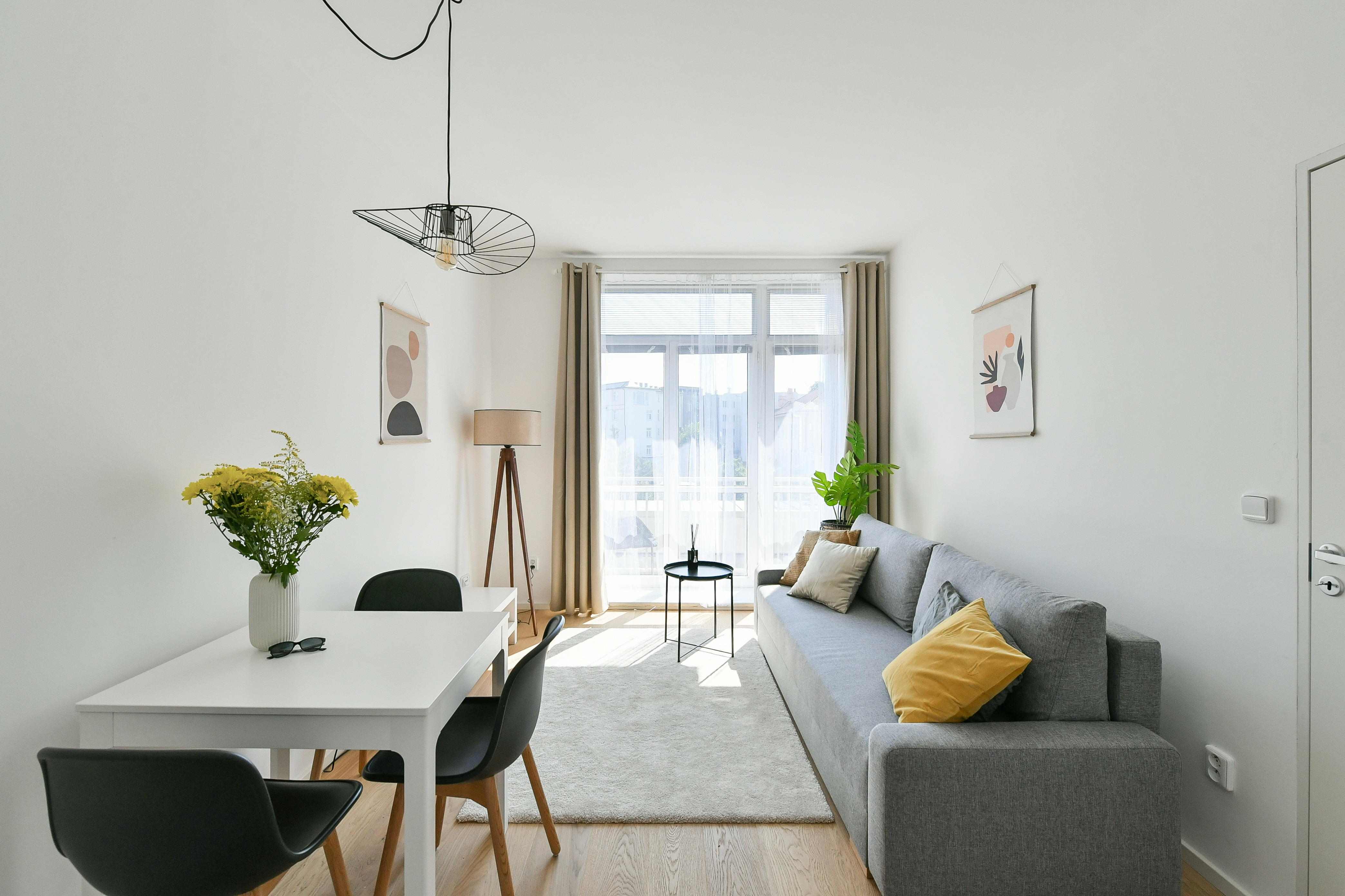 Prostorný obývací pokoj s výhledem na balkon