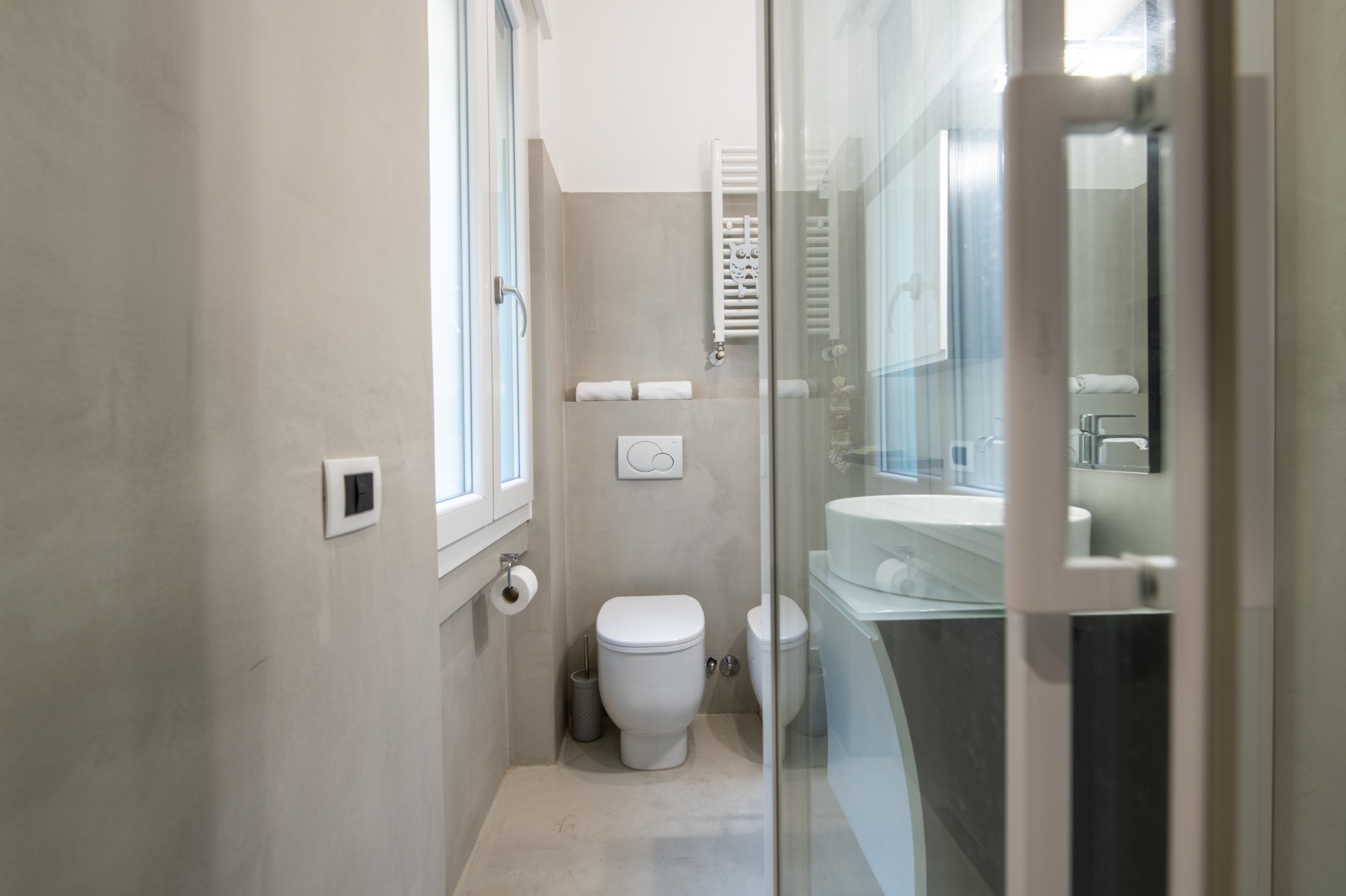 Bagno con doccia e lavabo