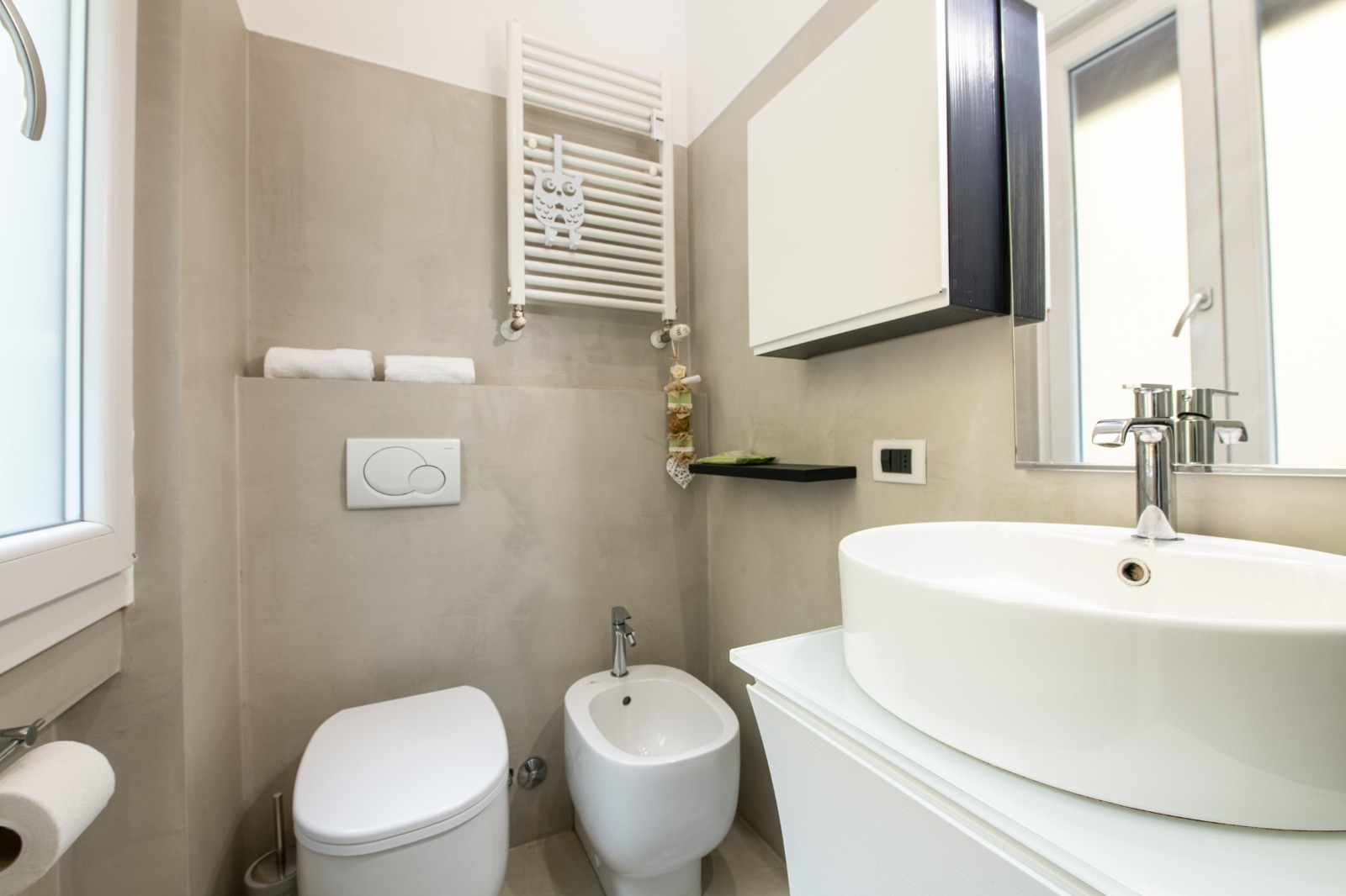 Bagno con lavabo e sanitari