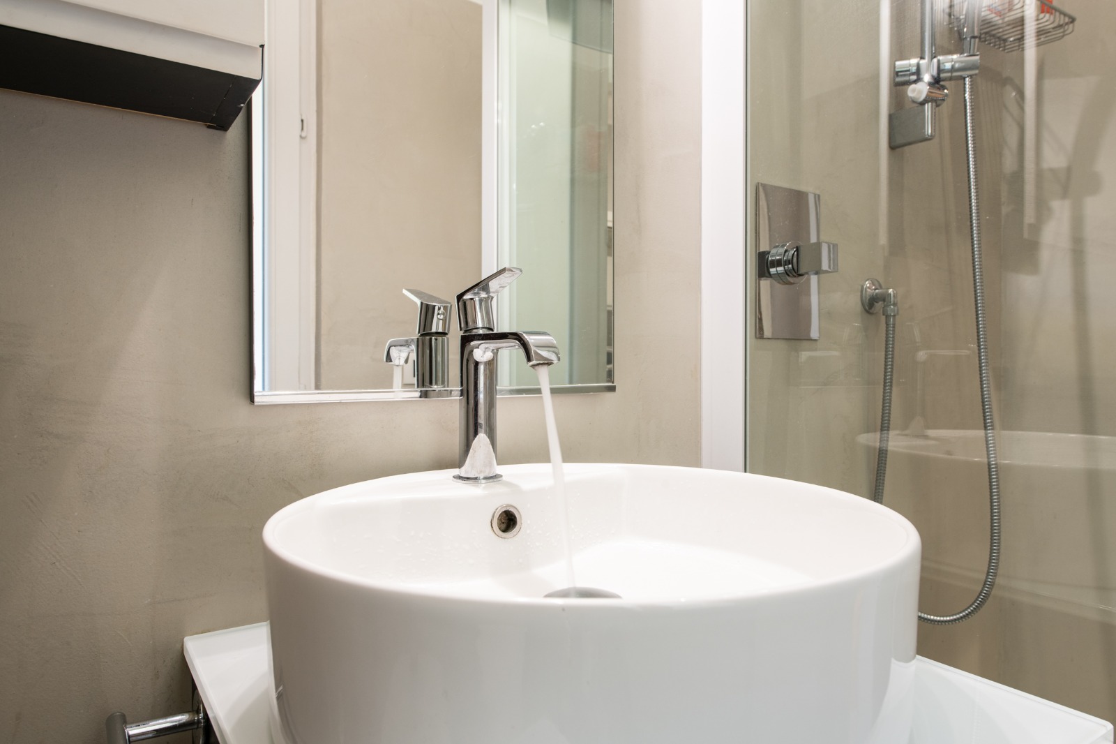 Lavabo e doccia del bagno