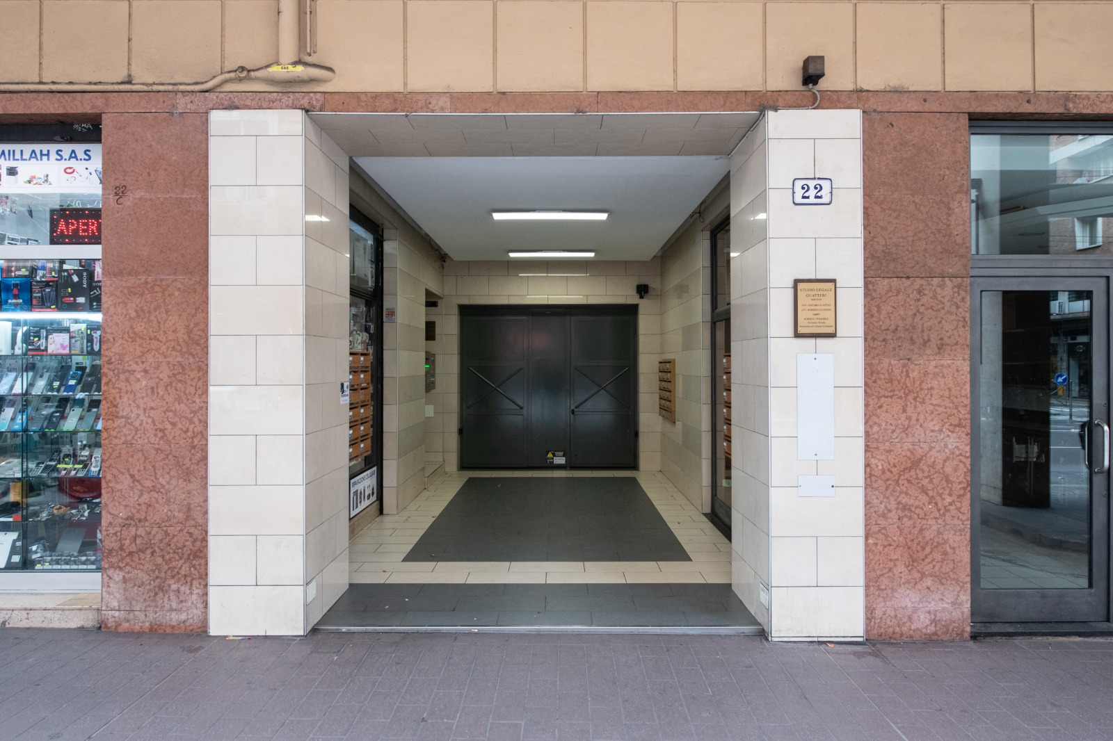 Ingresso del palazzo al civico 22