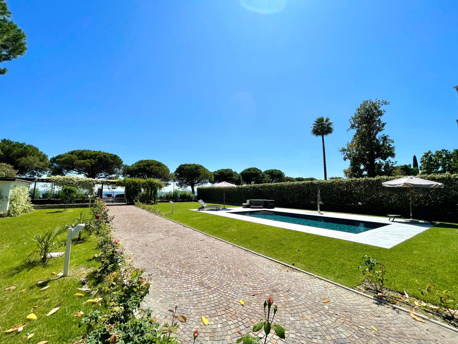 Giardino con vialetto in pietra e piscina