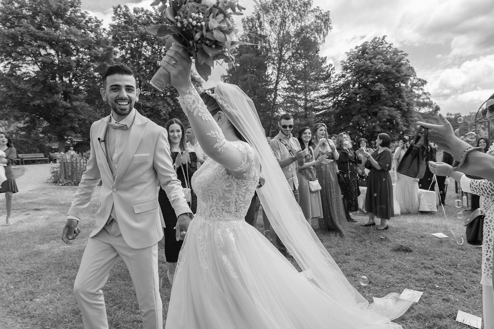 Brautpaar feiert den Auszug bei einer Hochzeit