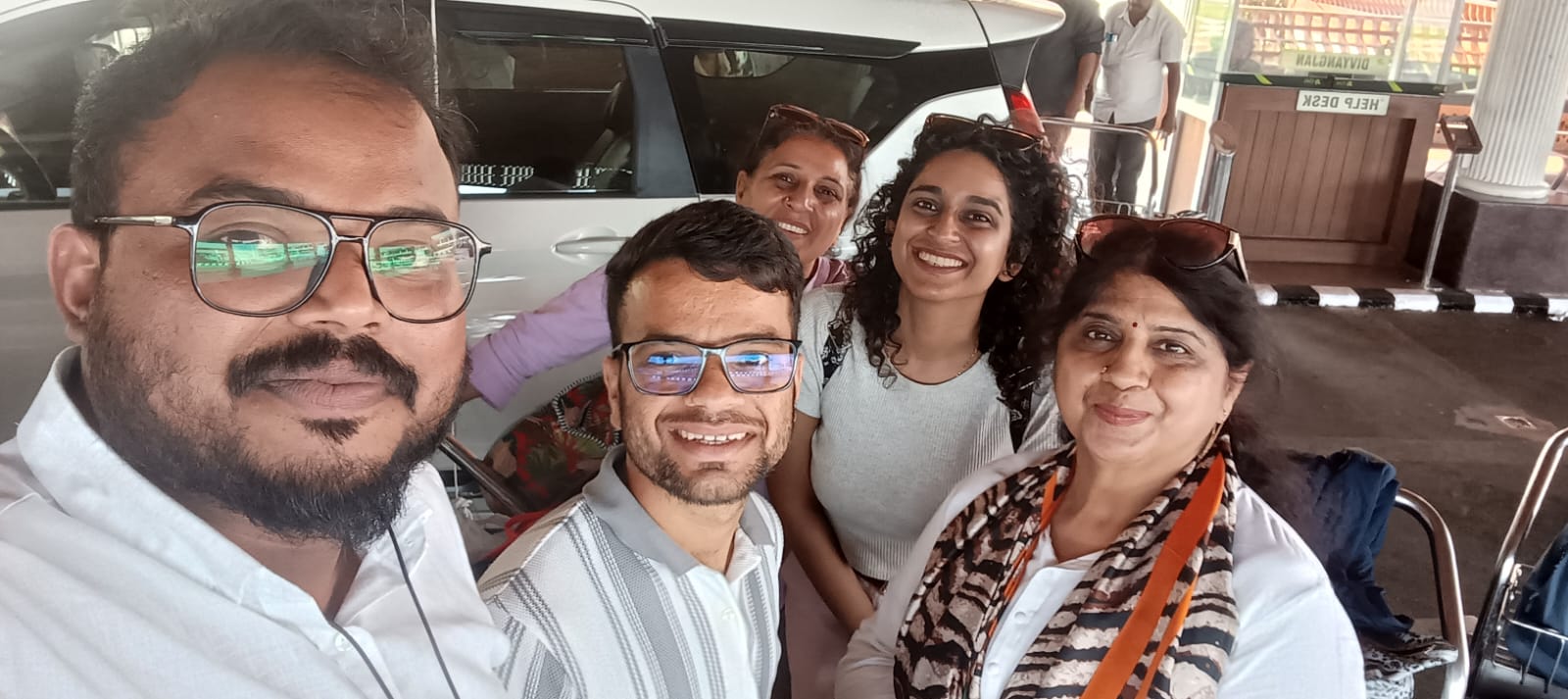 Group photo with Thanseer and happy travelers at pickup