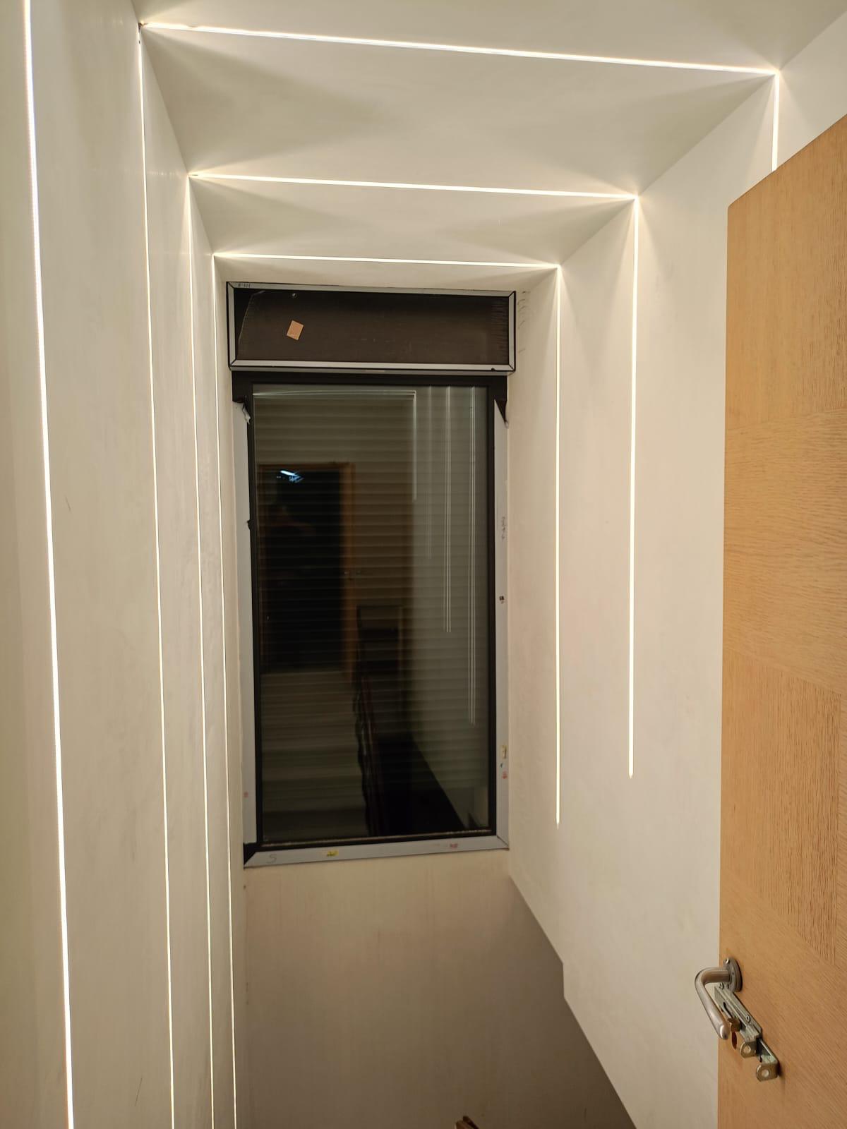 Dettaglio illuminazione LED su finestra
