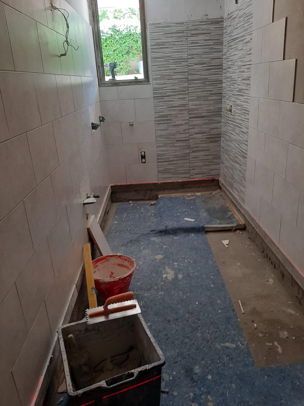 Piastrellatura bagno in corso