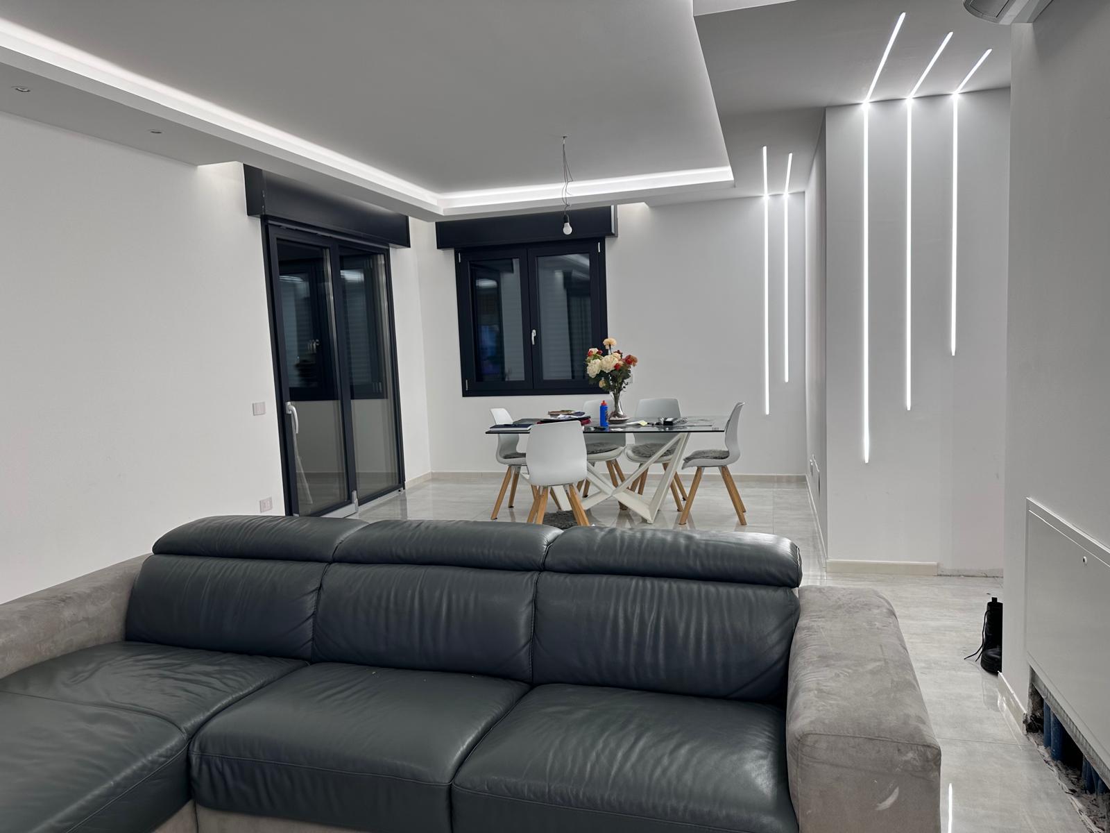 Soggiorno moderno completato con illuminazione LED