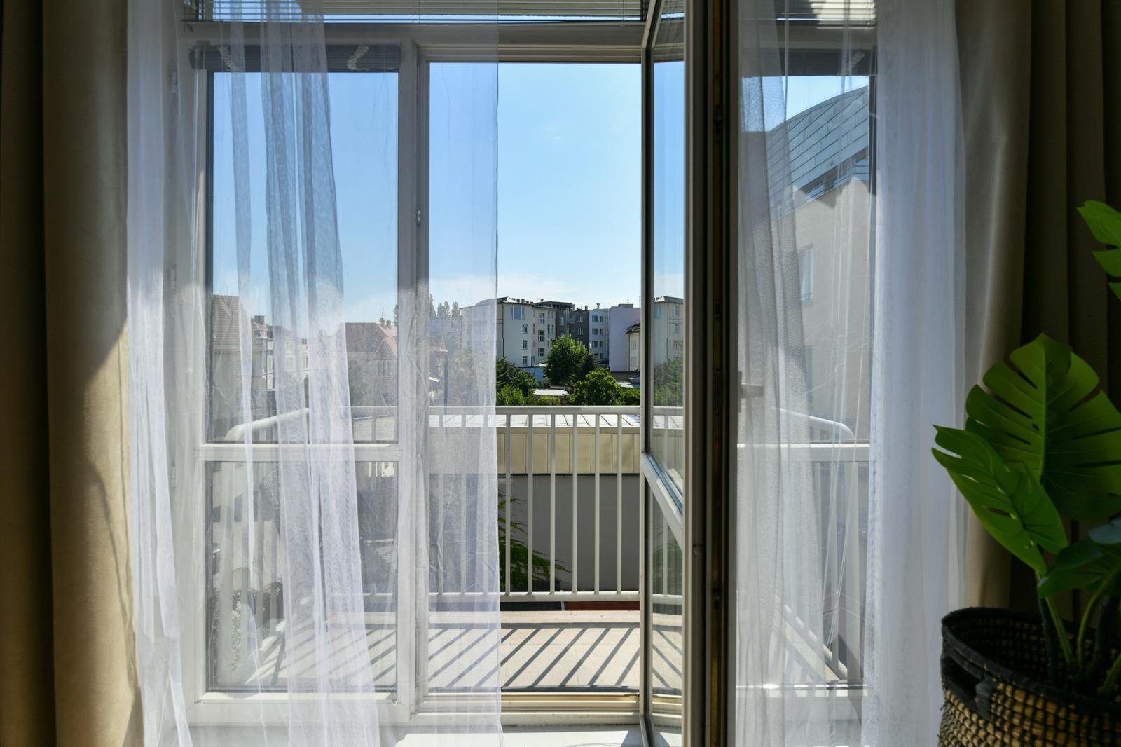 Výhled na balkon přes závěsy