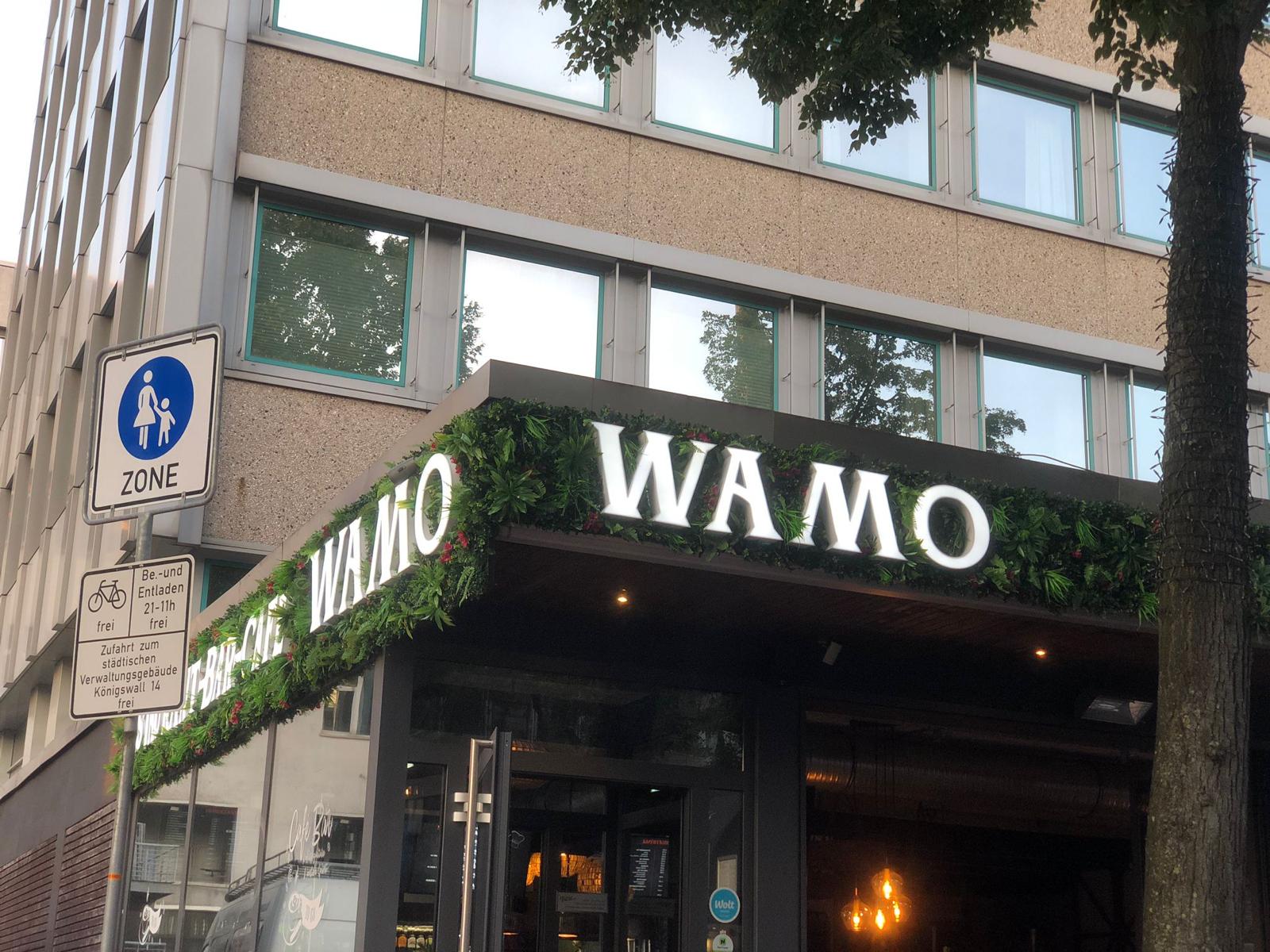 WAMO Restaurant: LED-Profilbuchstaben & Pflanzenfassade