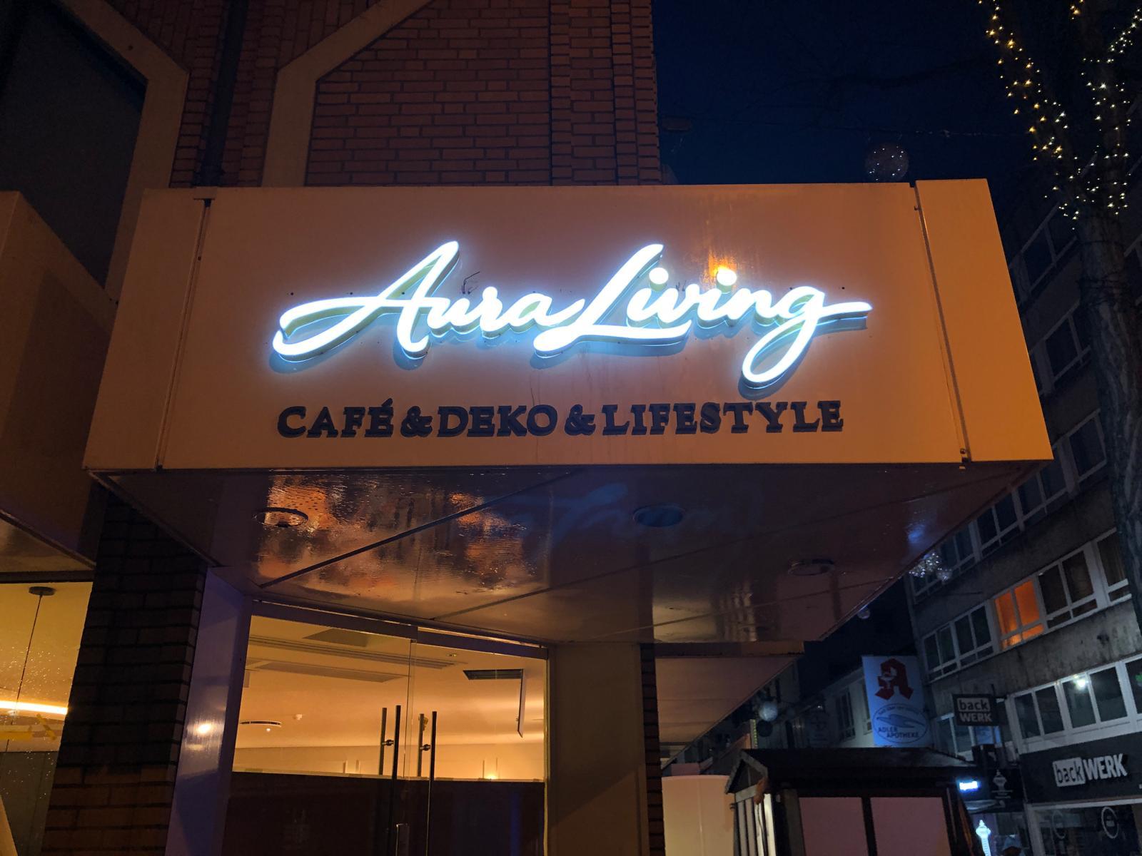 Aura Living Café & Deko & Lifestyle: Fassade, Innen & LED-Hinterleuchtung komplett