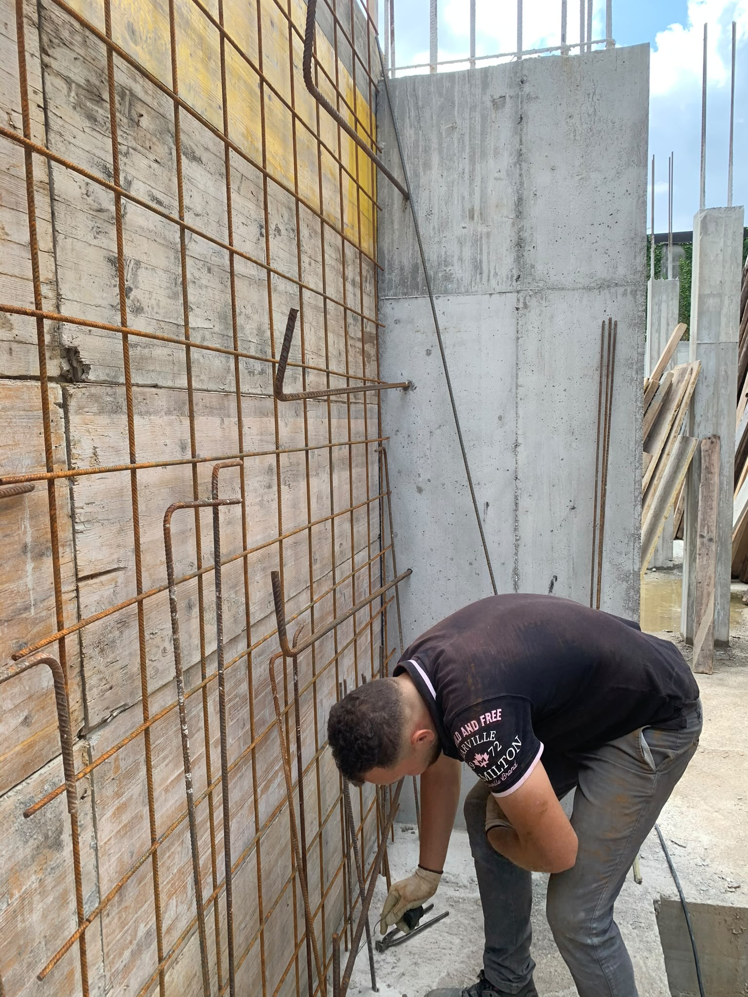 Armatura e pareti in cemento durante la costruzione