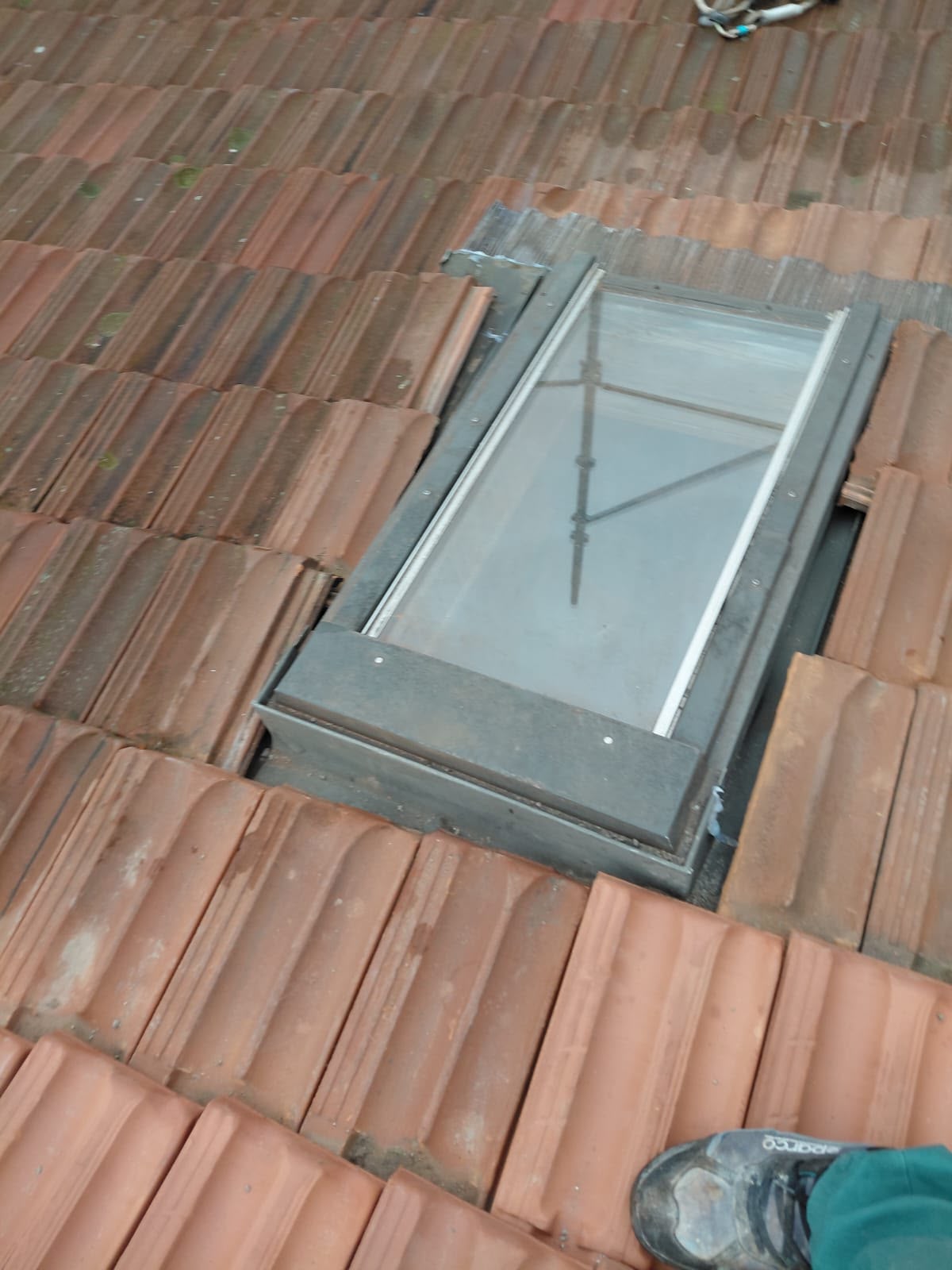 Finestra da tetto installata sulle tegole