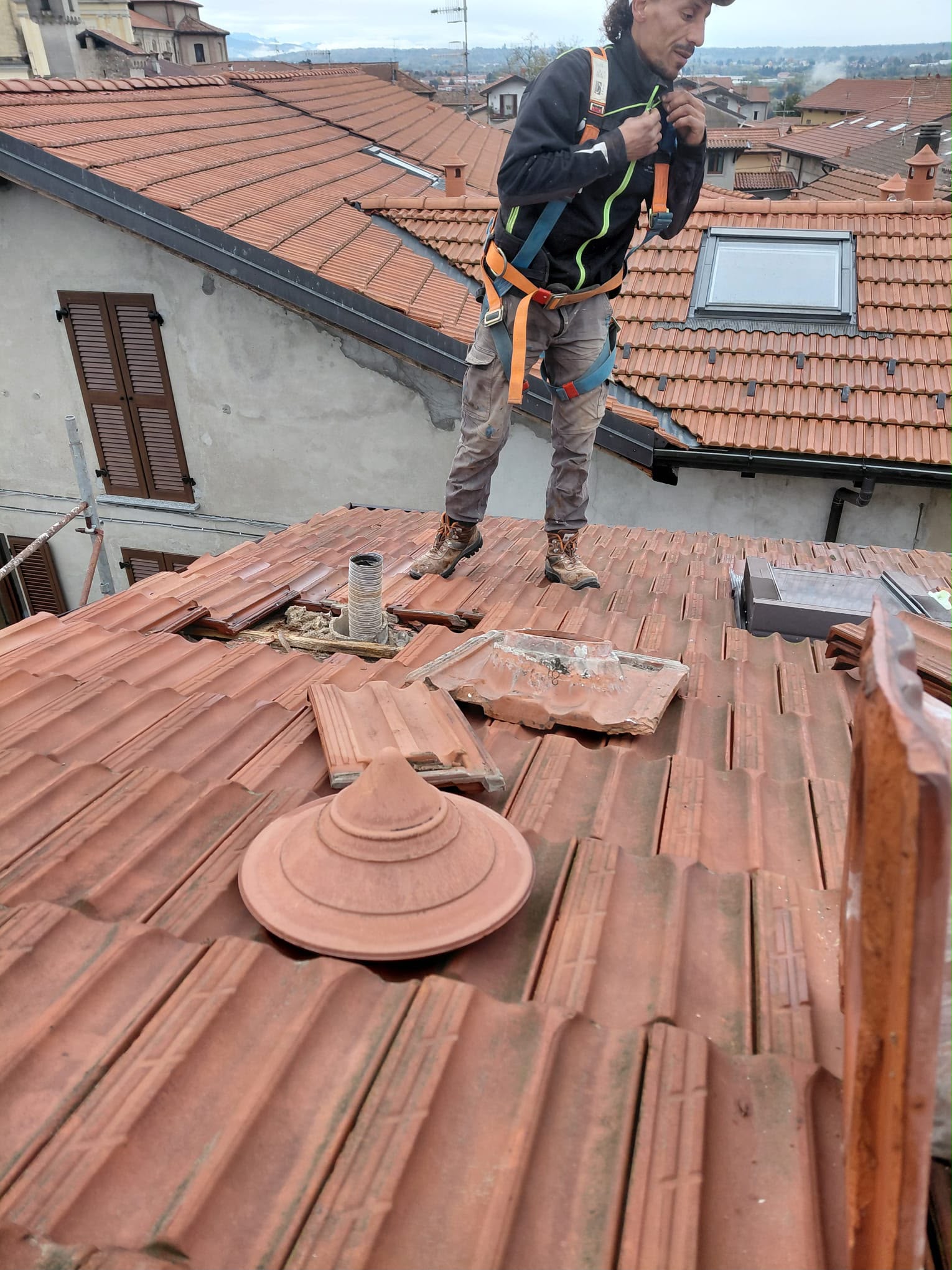 Operaio al lavoro su una copertura