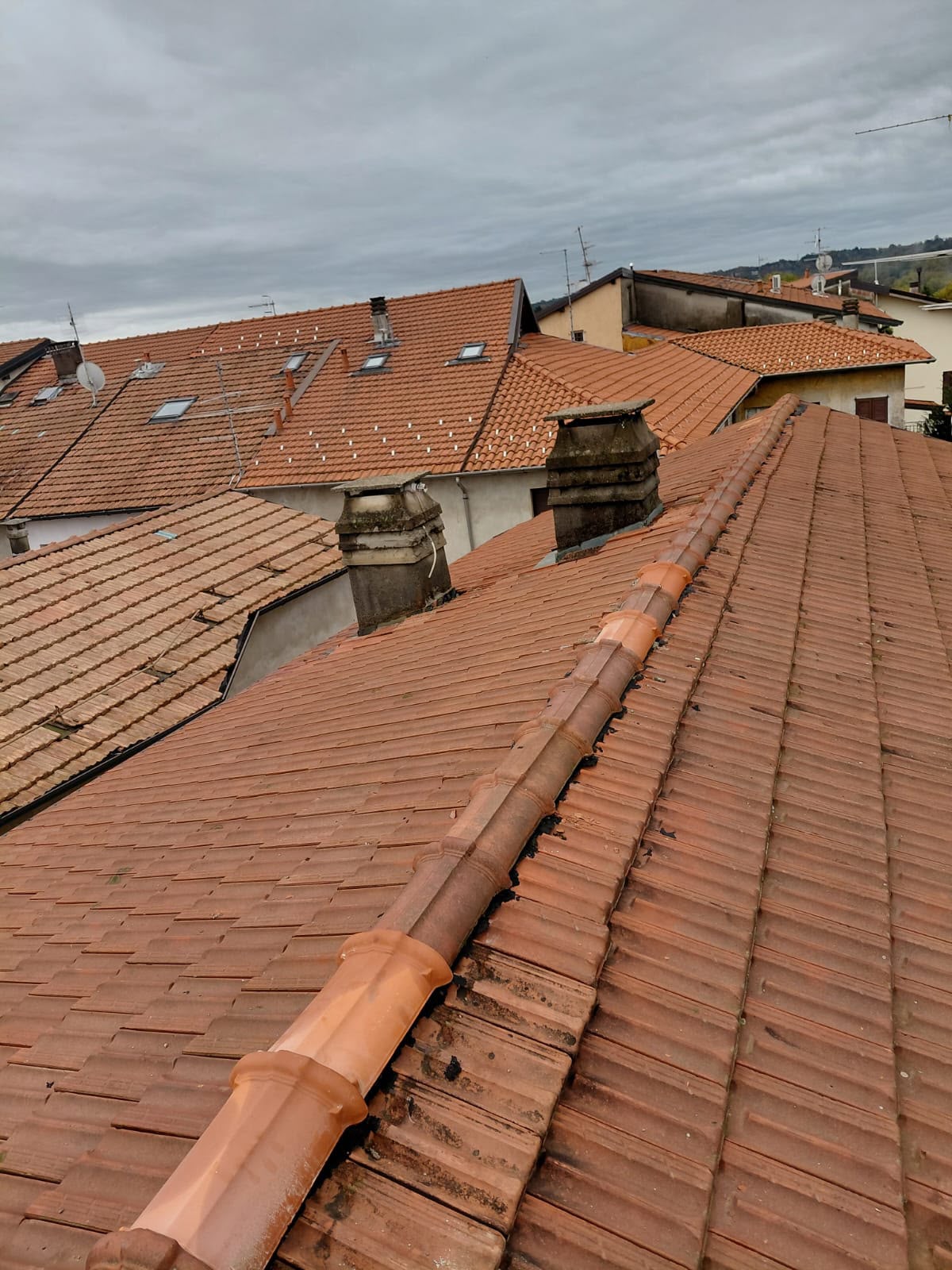 Copertura in tegole durante i lavori di ristrutturazione