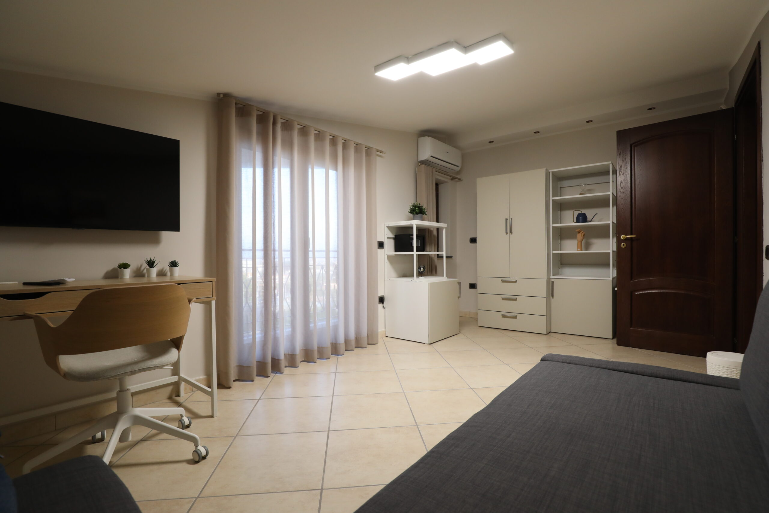 Camera Stabie - Zona living con scrivania