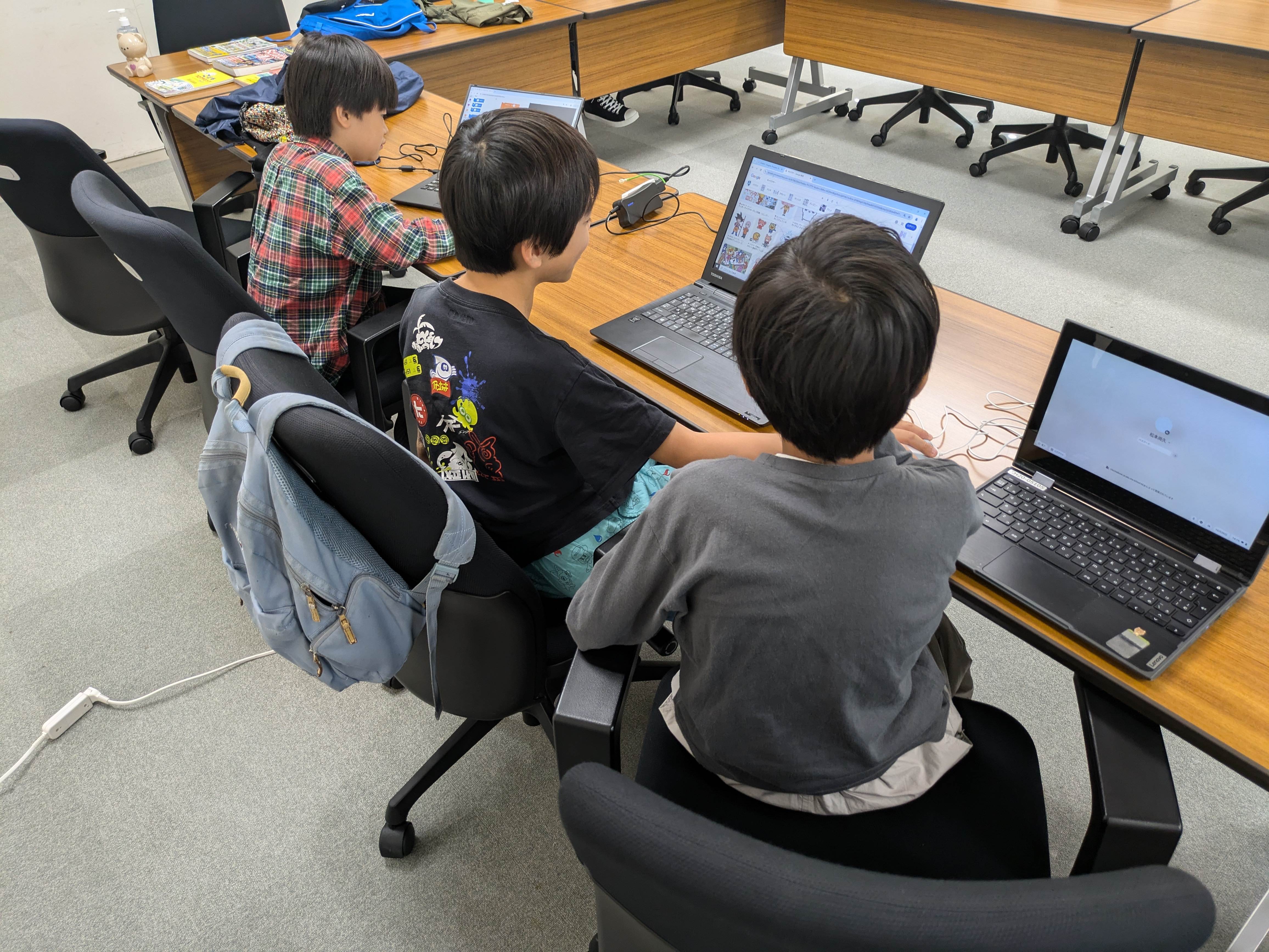 CoderDojoたまちの活動風景 - 子どもたちがプログラミングに取り組んでいる様子