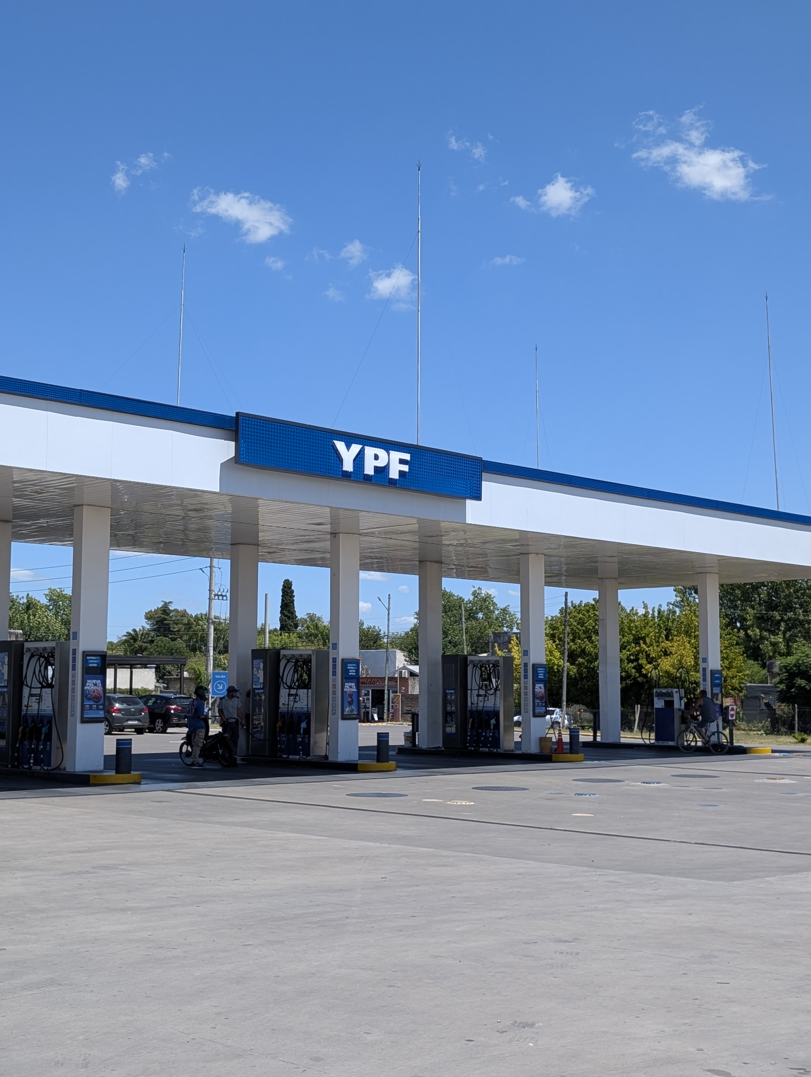 Vista frontal de estación YPF con cartel y surtidores