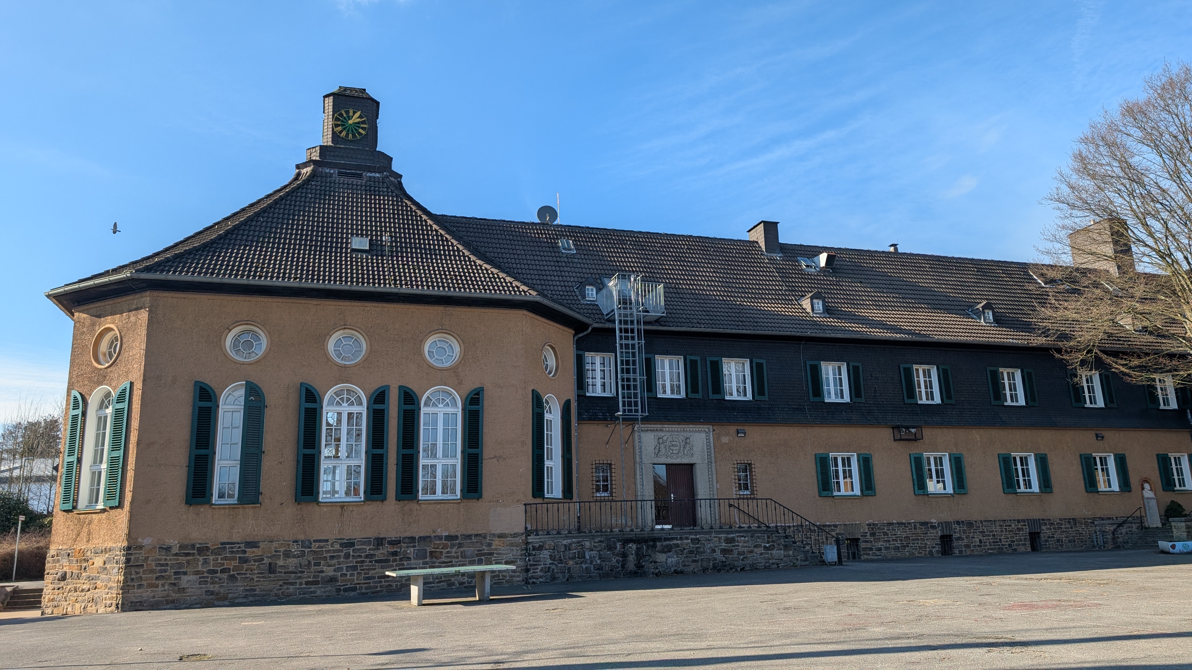 Frontfassade der Funke Stiftung mit charakteristischem Uhrenturm und symmetrischen Fenstern