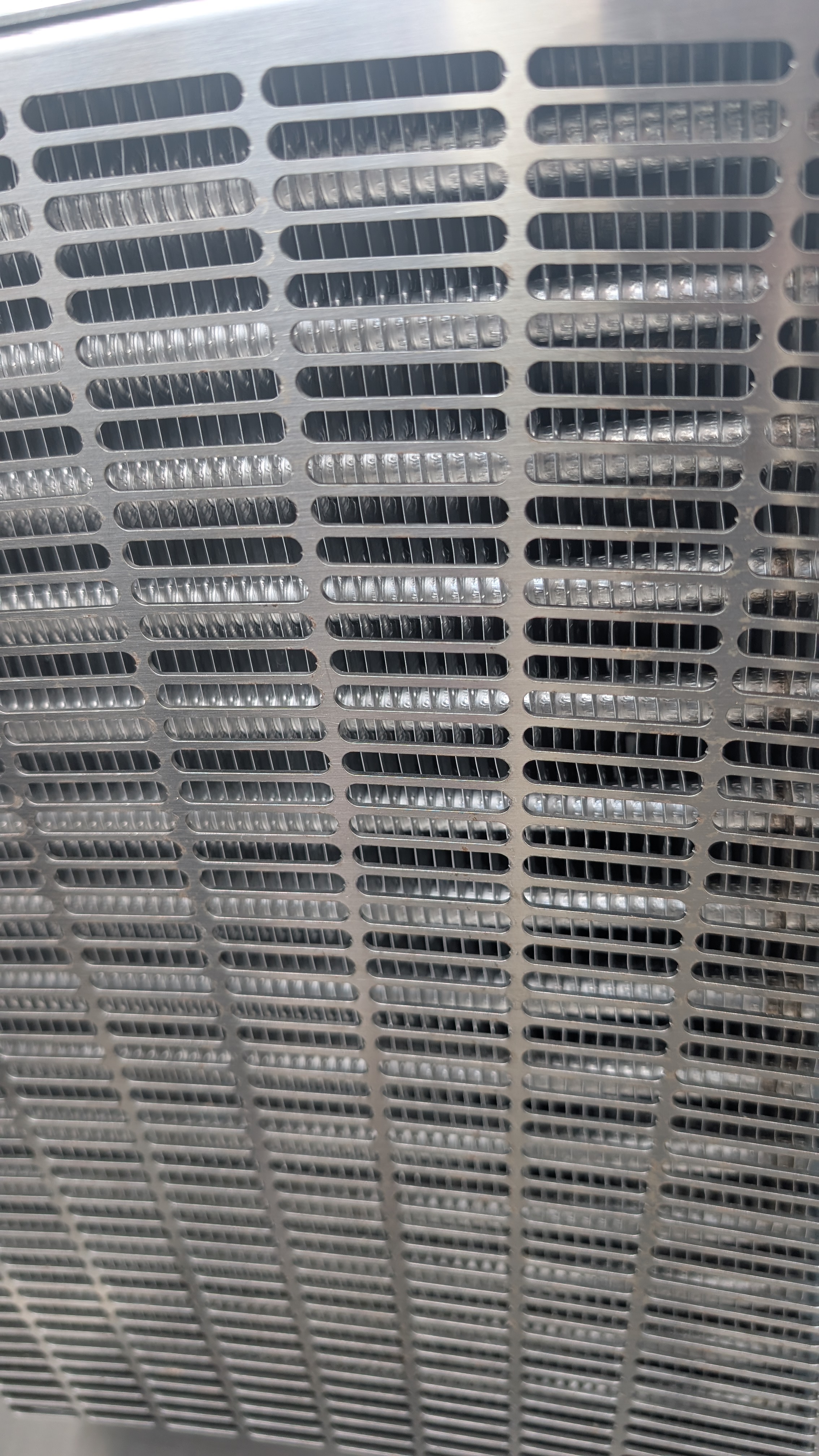 Kratka wentylacyjna Cosmotec ETE – perforowany panel aluminiowy z otworami owalnymi