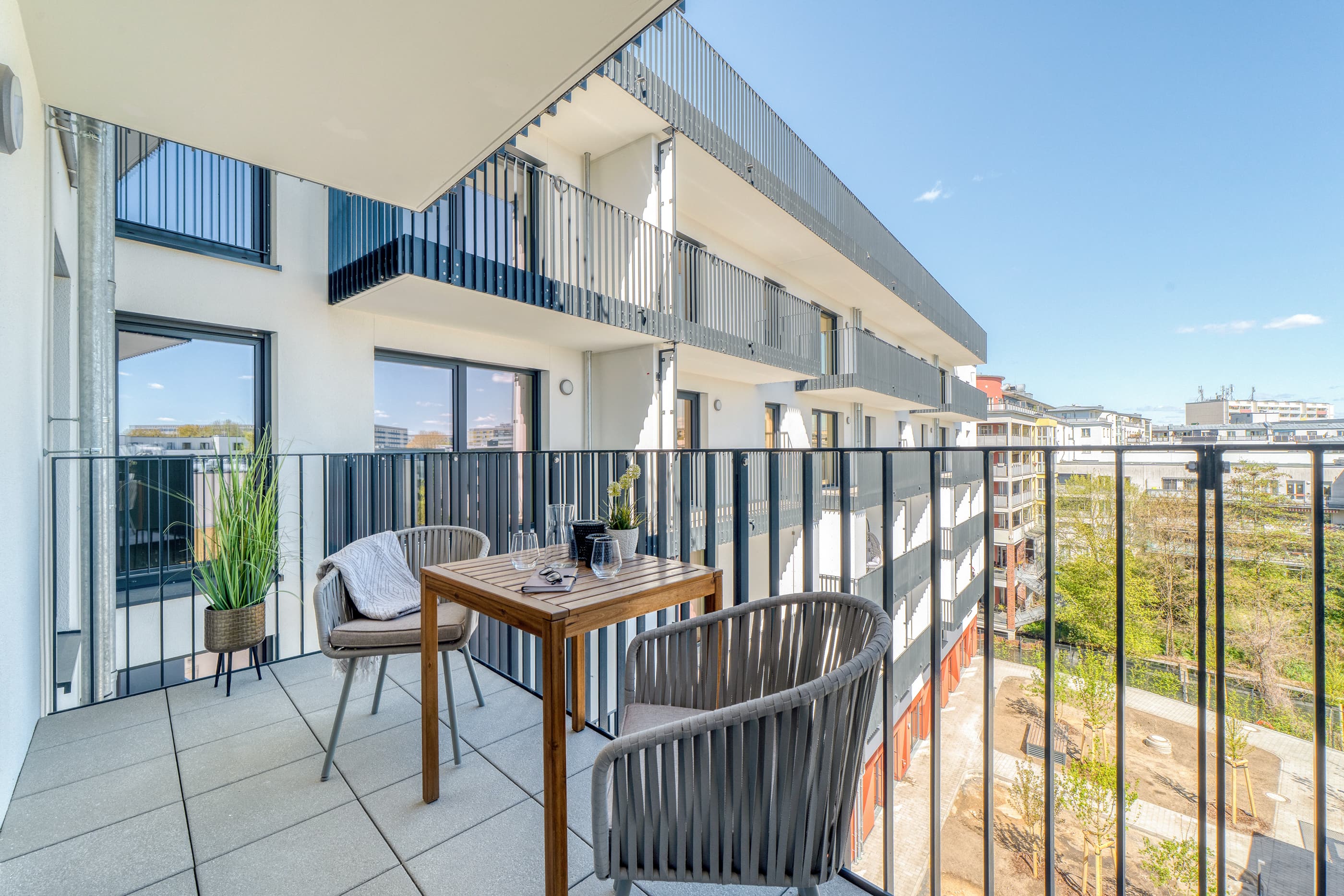 Sonniger Balkon mit Sitzecke