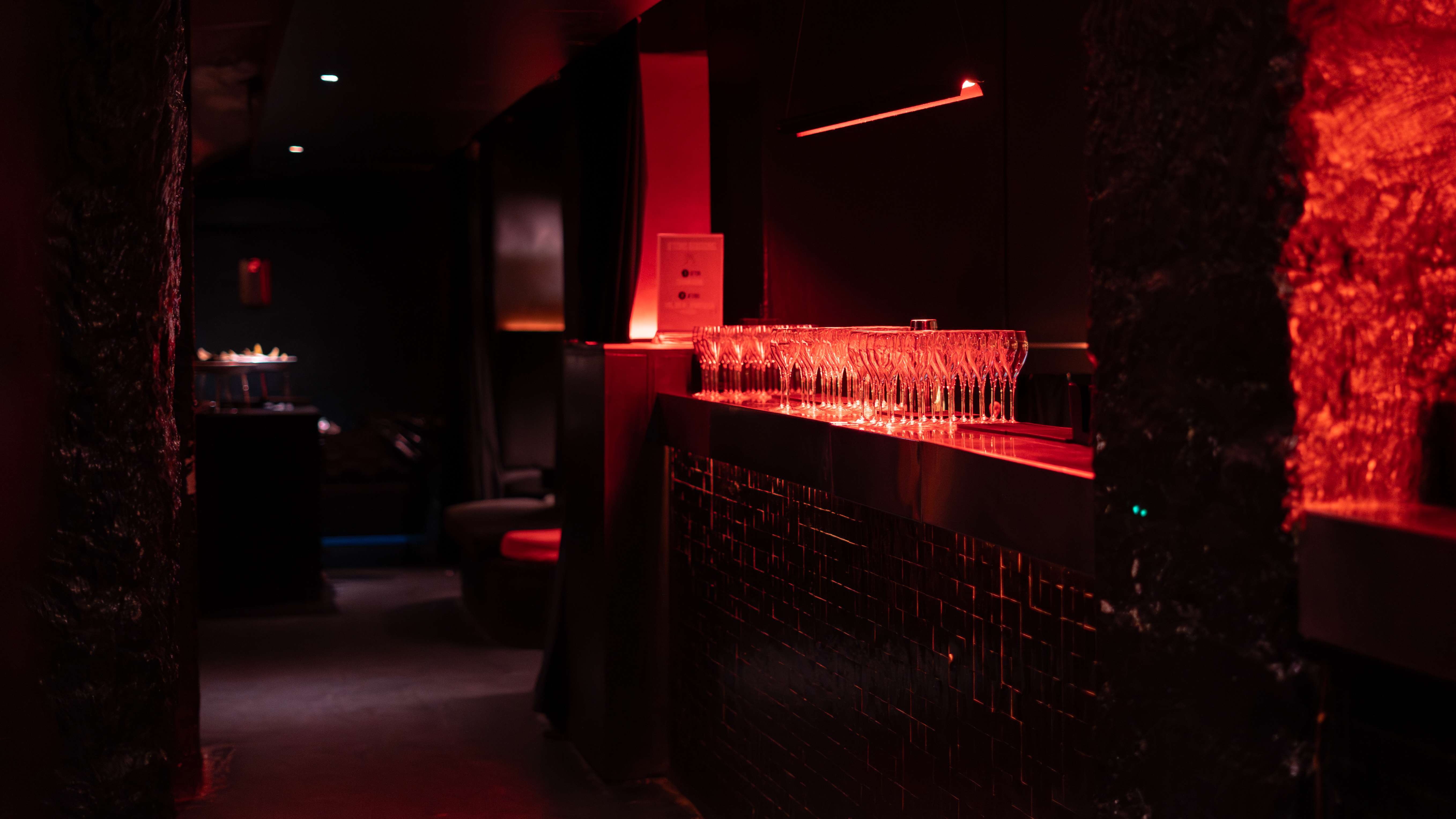 Coupes de champagne au bar